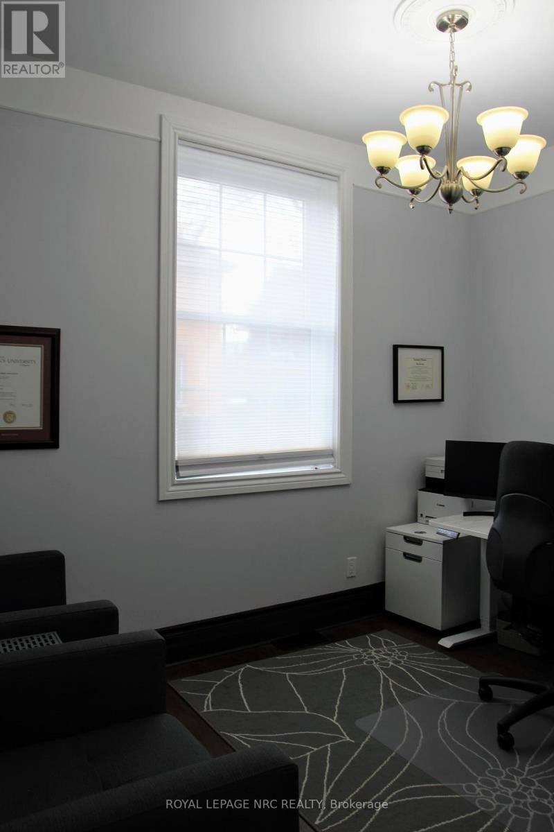 












19 COURT STREET

,
St. Catharines (Downtown),




Ontario
L2R4R5

