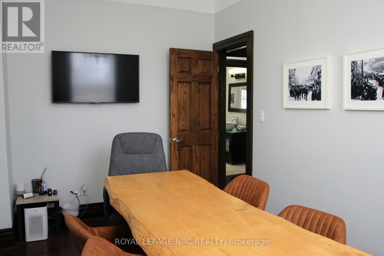 












19 COURT STREET

,
St. Catharines (Downtown),




Ontario
L2R4R5

