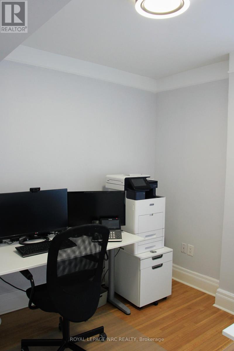 












19 COURT STREET

,
St. Catharines (Downtown),




Ontario
L2R4R5

