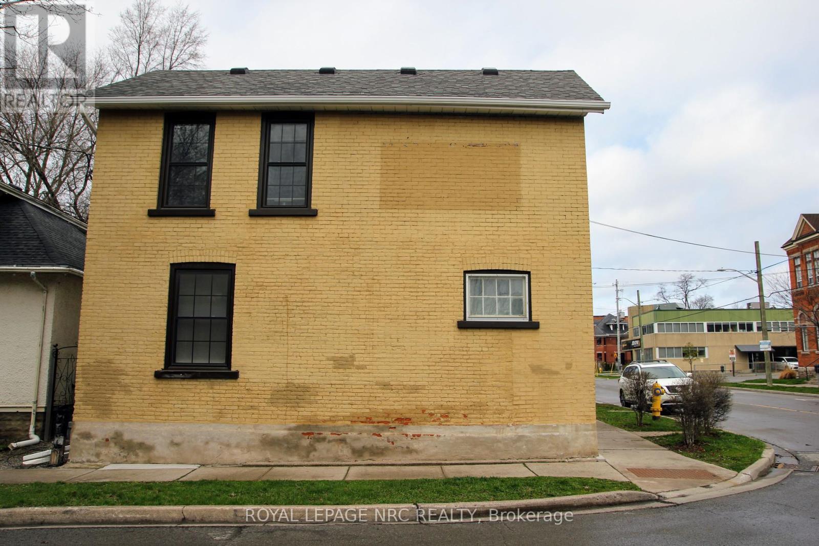 












19 COURT STREET

,
St. Catharines (Downtown),




Ontario
L2R4R5

