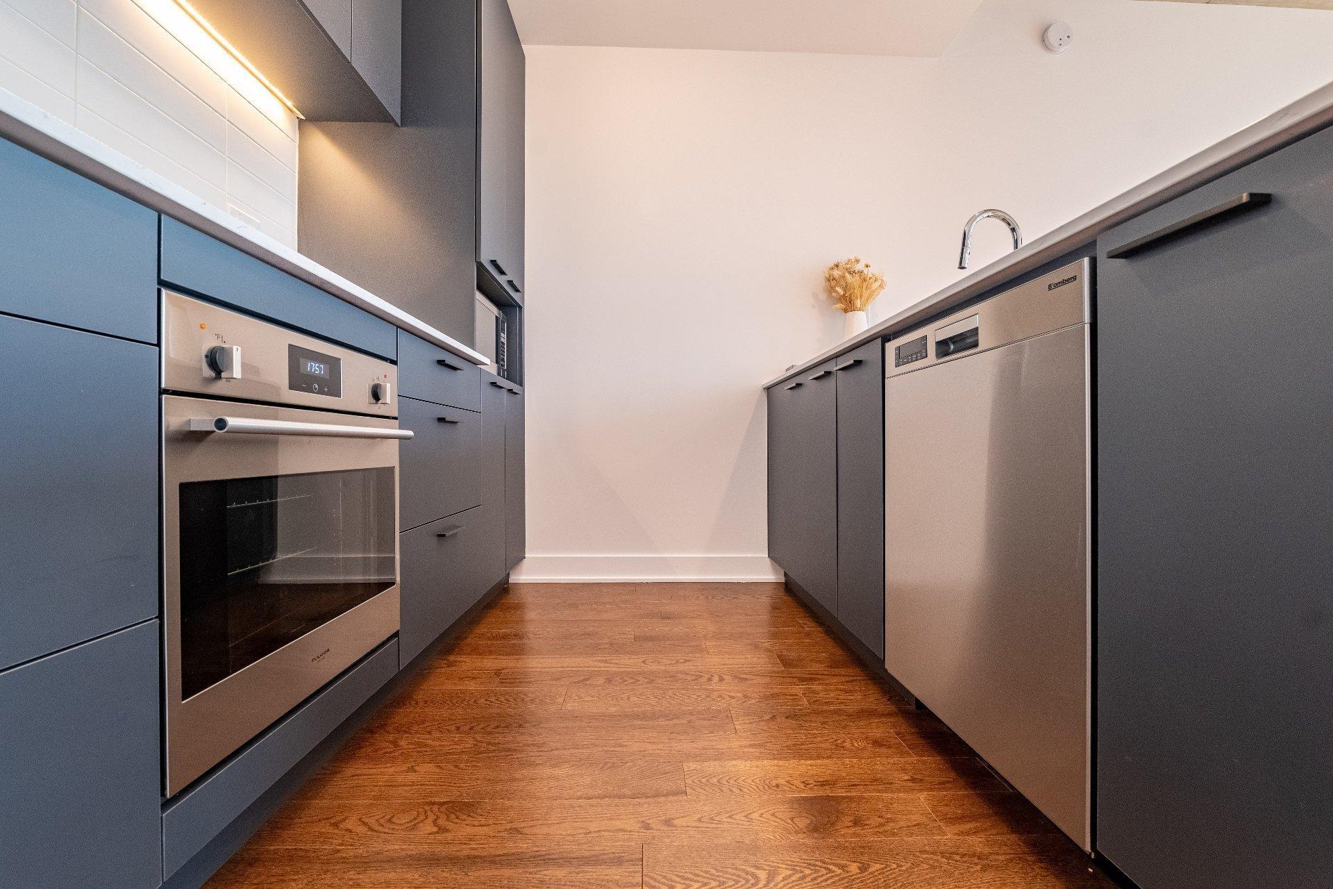 









1150


Boul. René-Lévesque E.

, 823,
Montréal (Ville-Marie),




QC
H2L0J6

