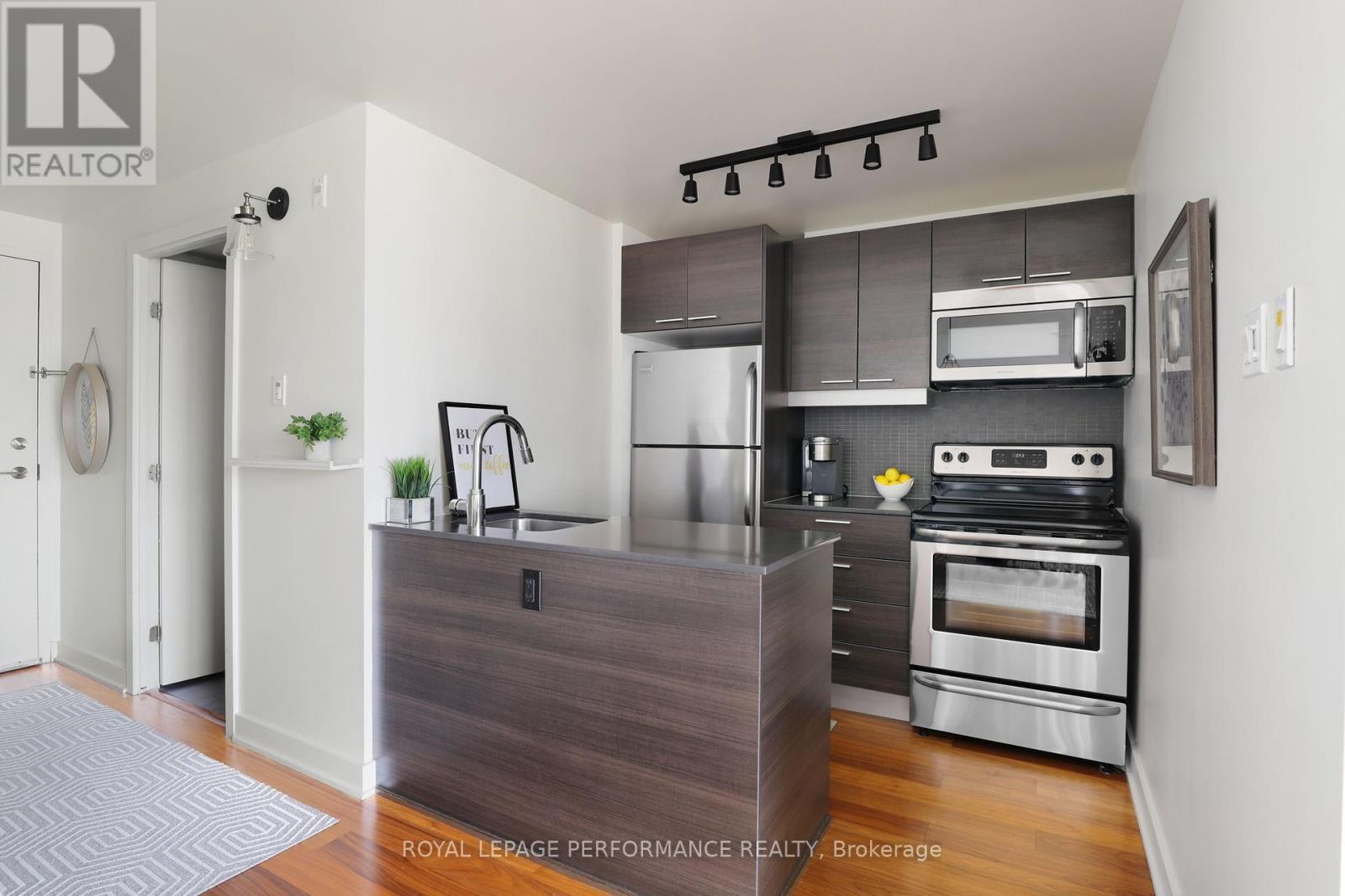 












815 - 354 GLADSTONE AVENUE N

,
Ottawa,




Ontario
K2P0R4

