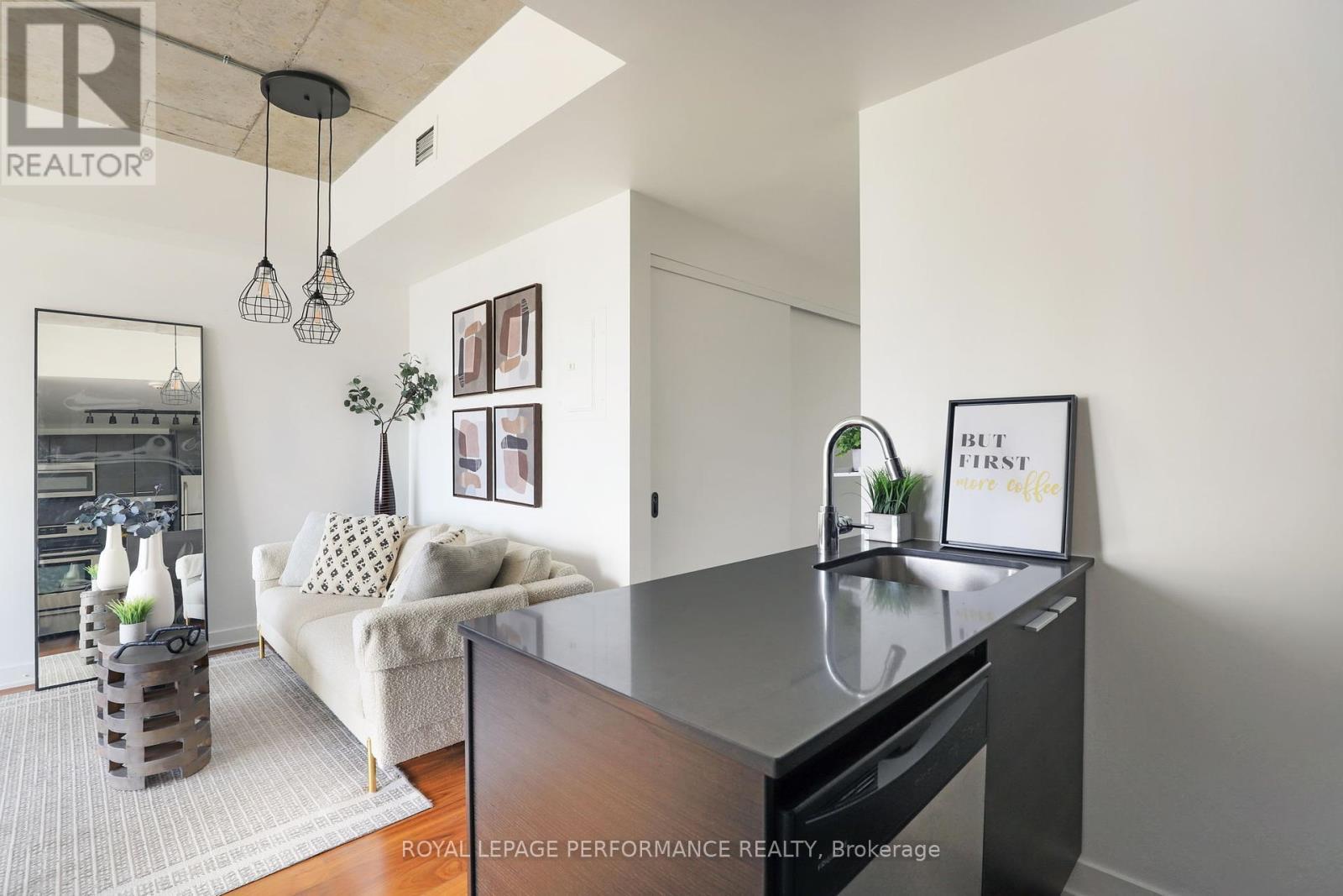 












815 - 354 GLADSTONE AVENUE N

,
Ottawa,




Ontario
K2P0R4

