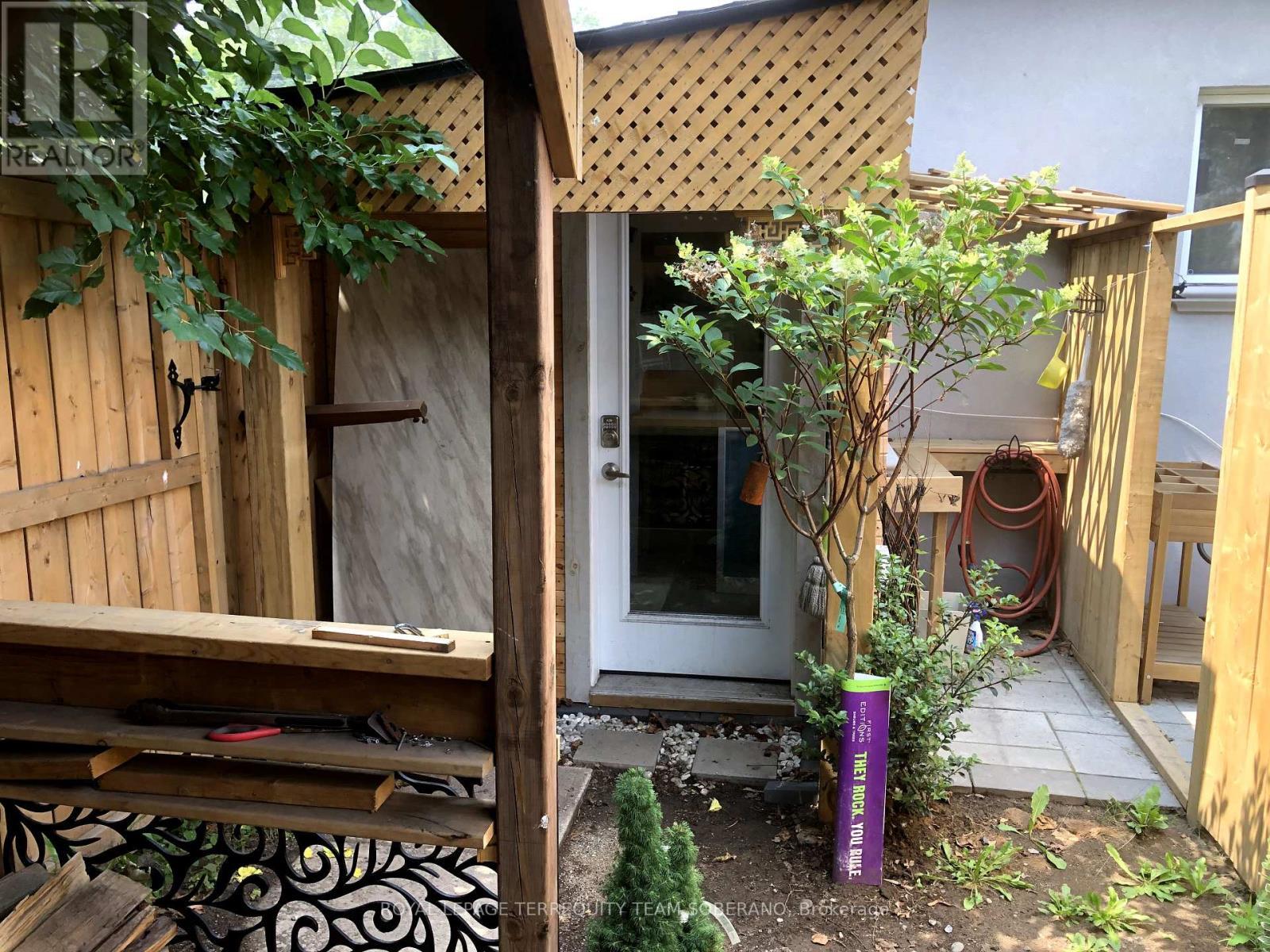 












831 BEACH BOULEVARD

,
Hamilton,




Ontario
L8H6Z2

