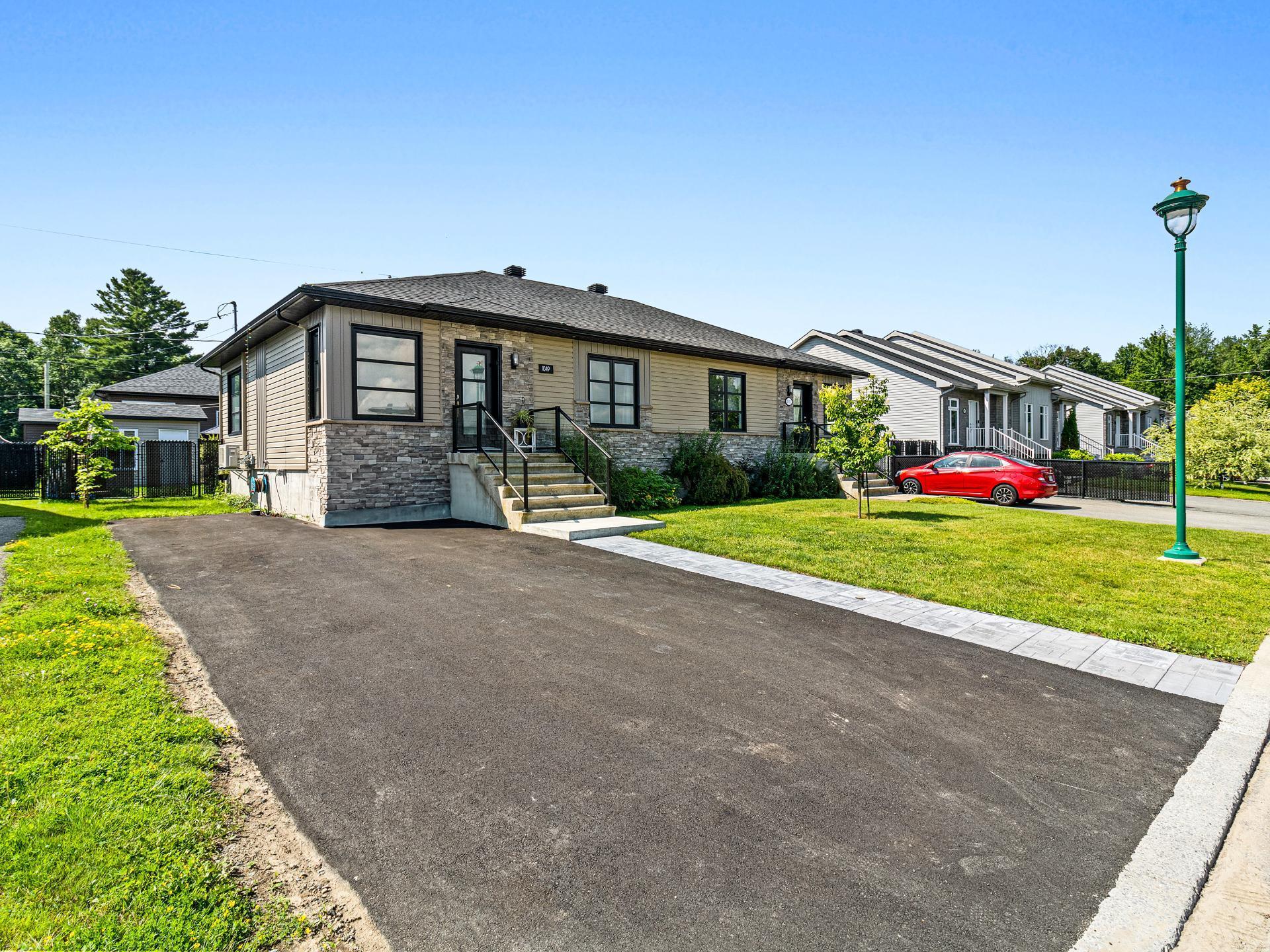 









1049


Rue du Cardinal

,
Lachute,




QC
J8H0M5

