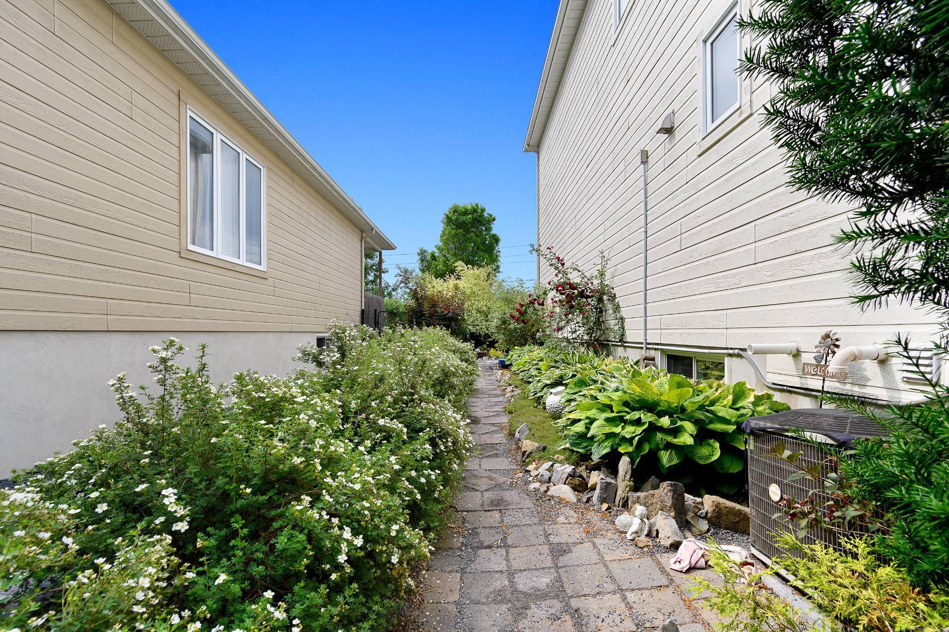 









558


Av. des Tilleuls

,
Gatineau (Aylmer),




QC
J9J2N6

