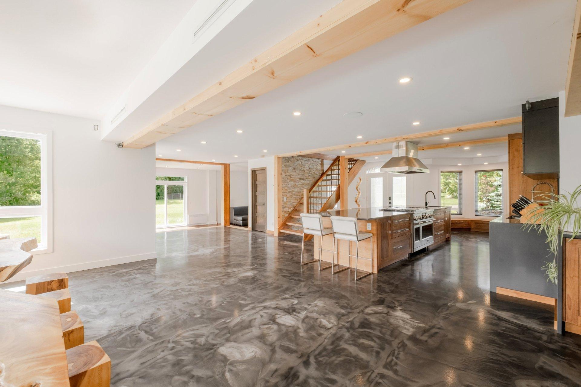 









735


Rue de la Rivière

,
Sainte-Catherine-de-Hatley,




QC
J0B1W0

