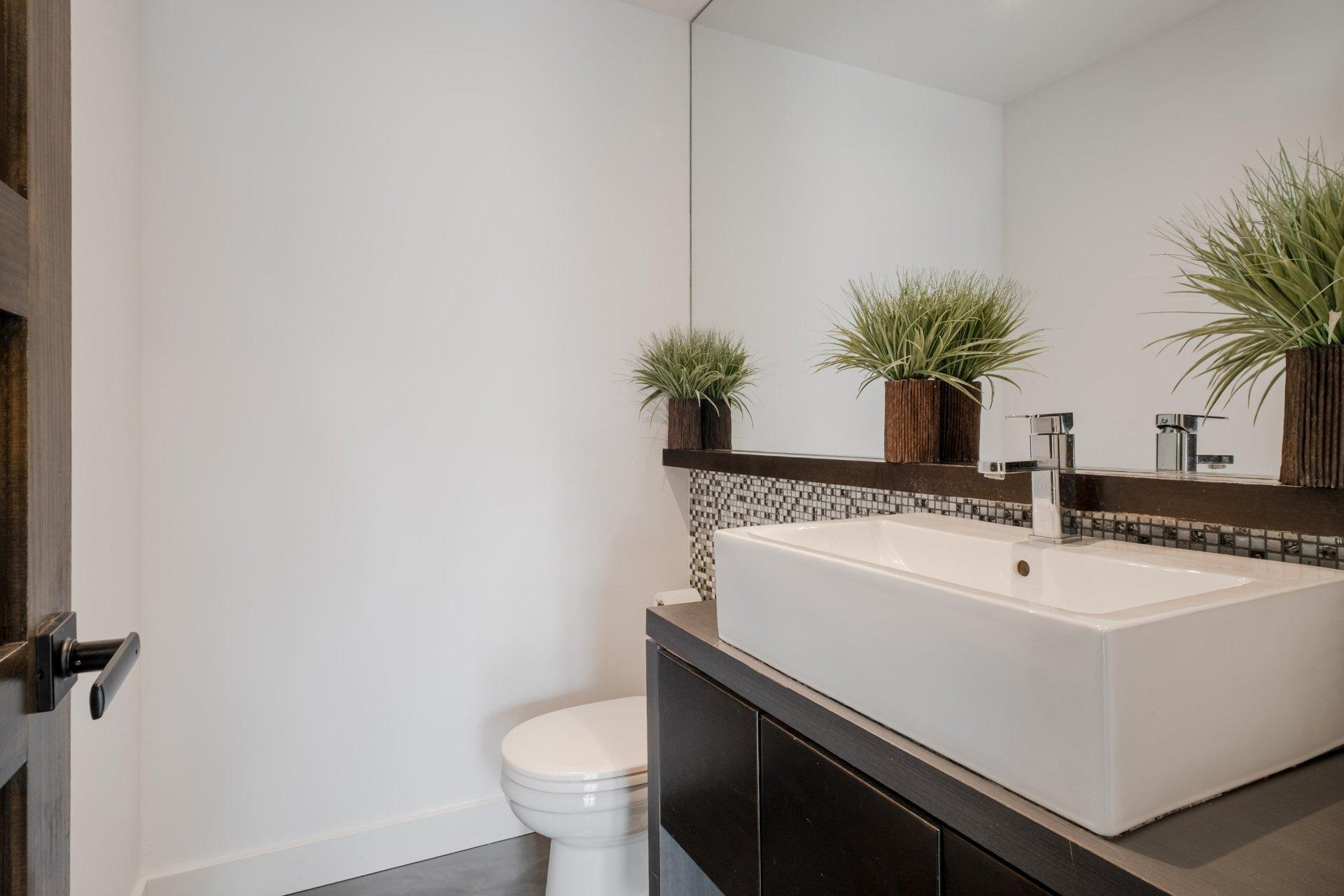 









735


Rue de la Rivière

,
Sainte-Catherine-de-Hatley,




QC
J0B1W0

