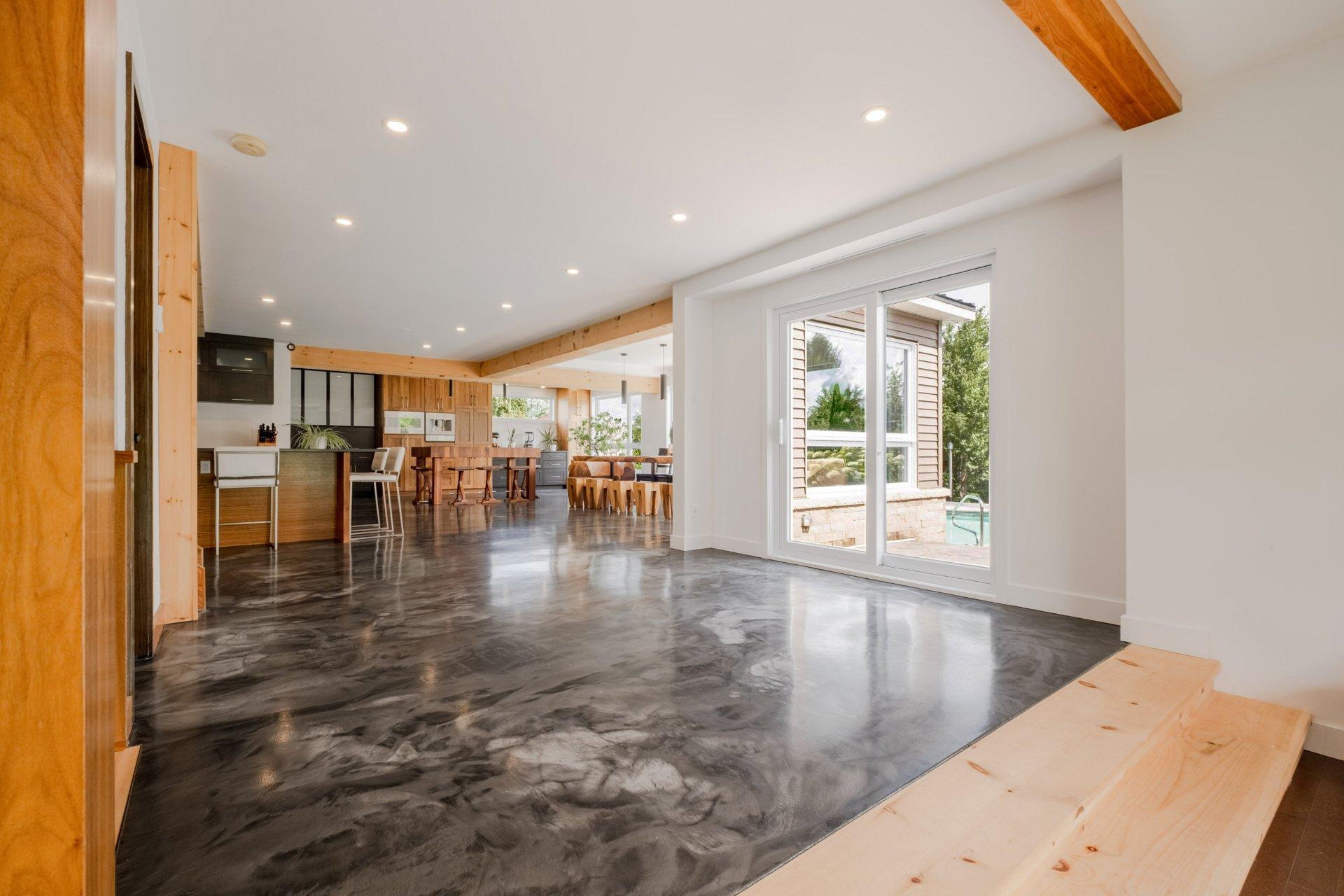 









735


Rue de la Rivière

,
Sainte-Catherine-de-Hatley,




QC
J0B1W0

