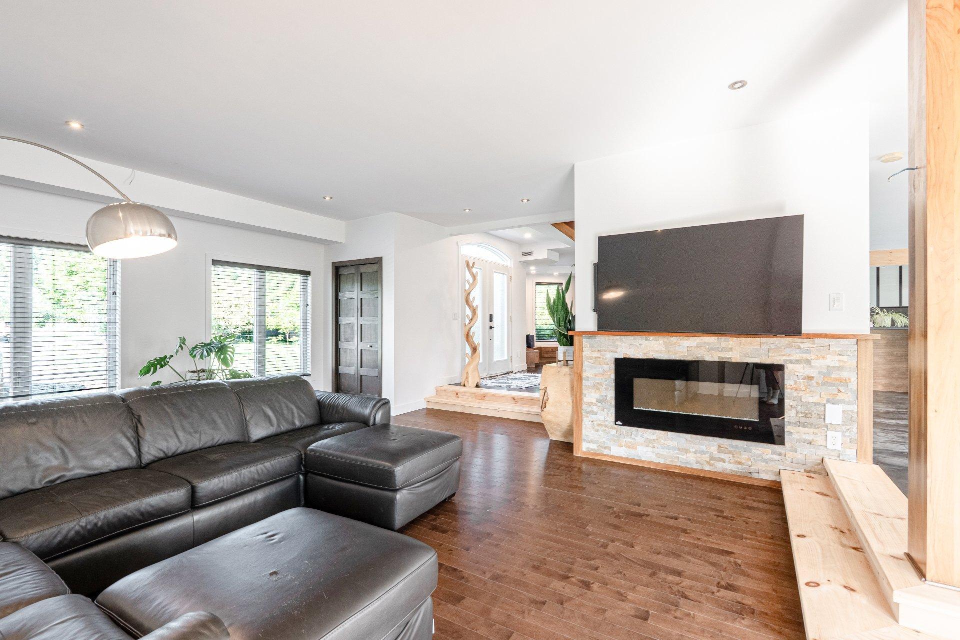 









735


Rue de la Rivière

,
Sainte-Catherine-de-Hatley,




QC
J0B1W0

