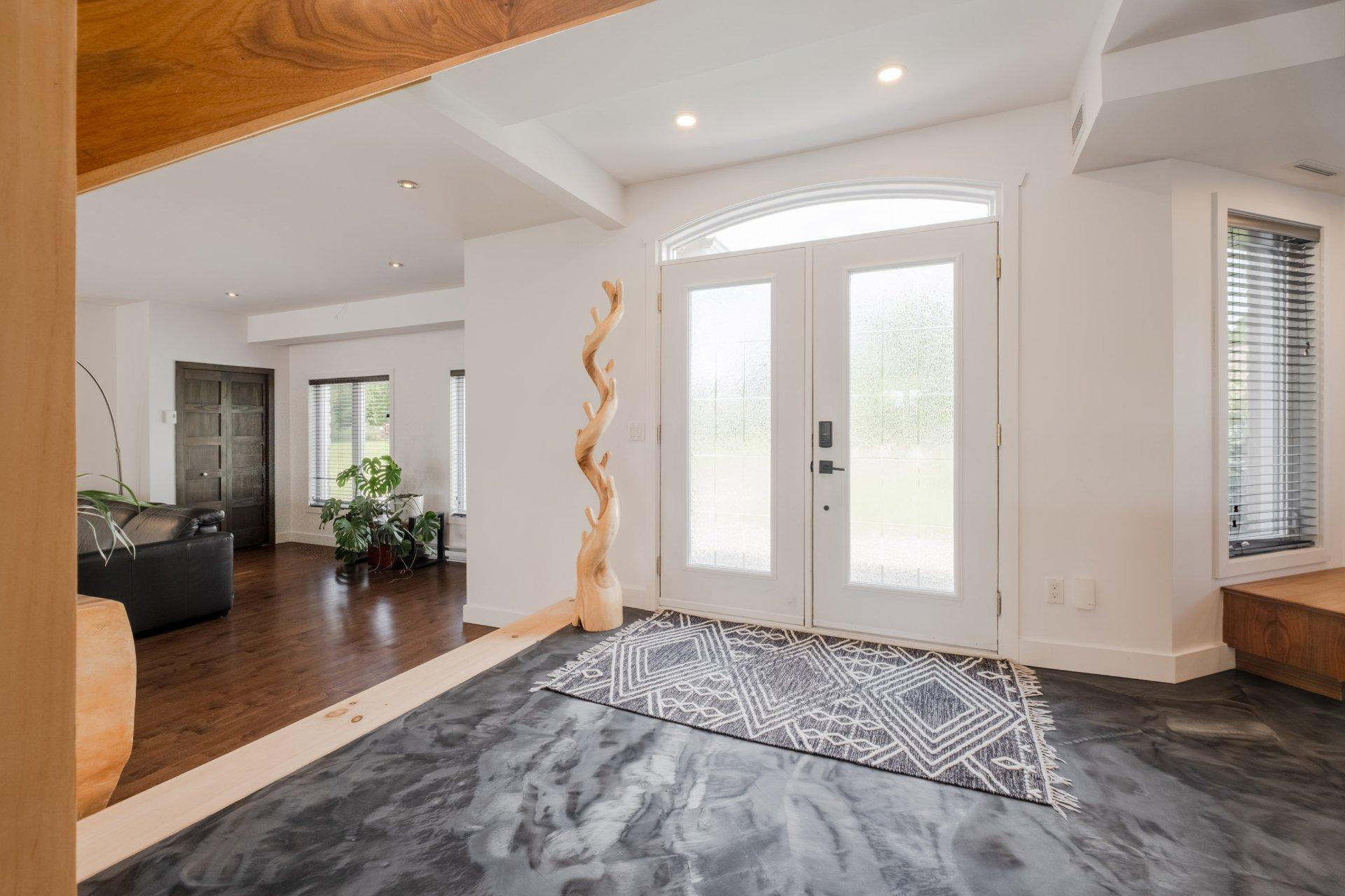 









735


Rue de la Rivière

,
Sainte-Catherine-de-Hatley,




QC
J0B1W0

