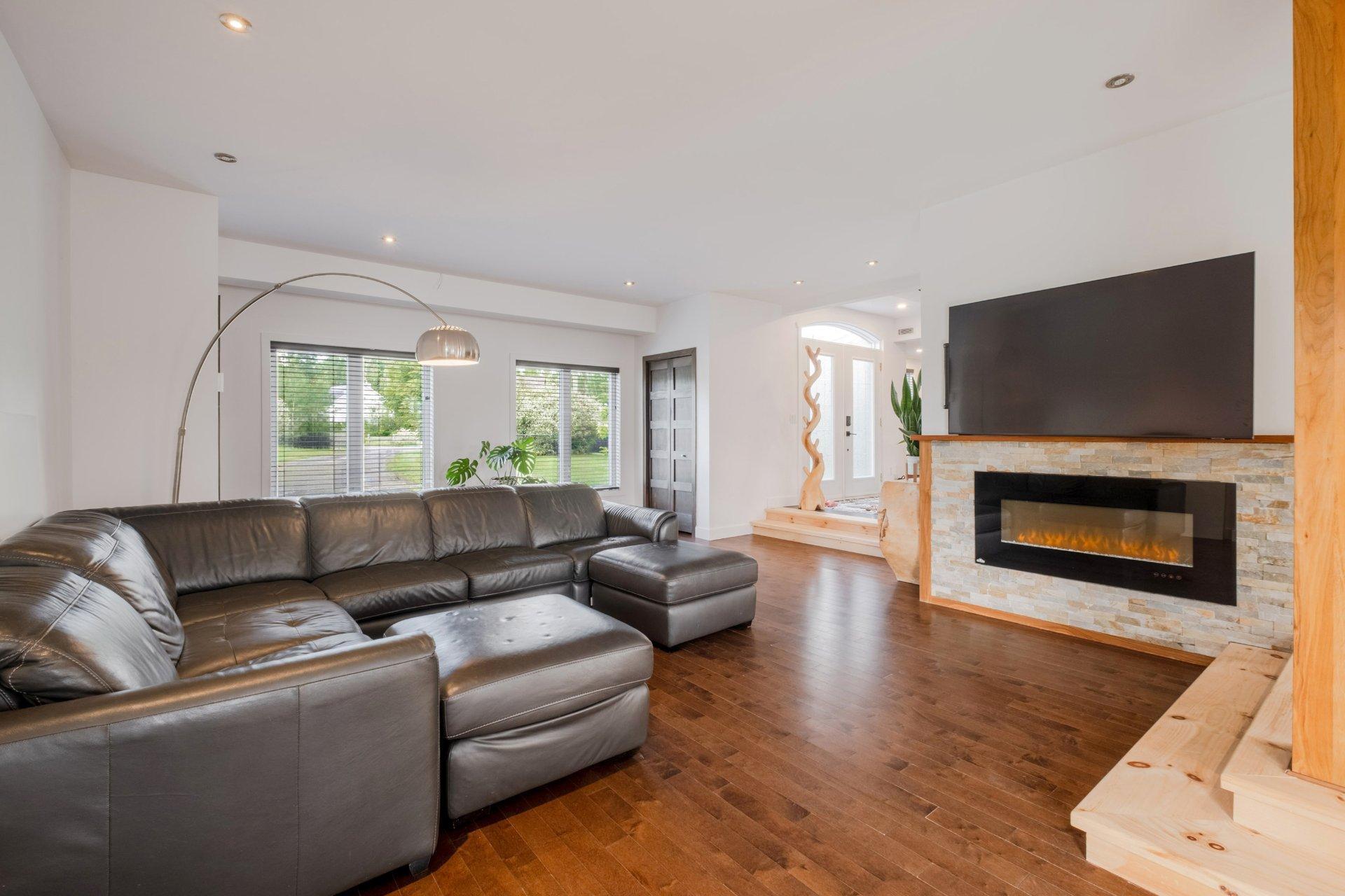 









735


Rue de la Rivière

,
Sainte-Catherine-de-Hatley,




QC
J0B1W0

