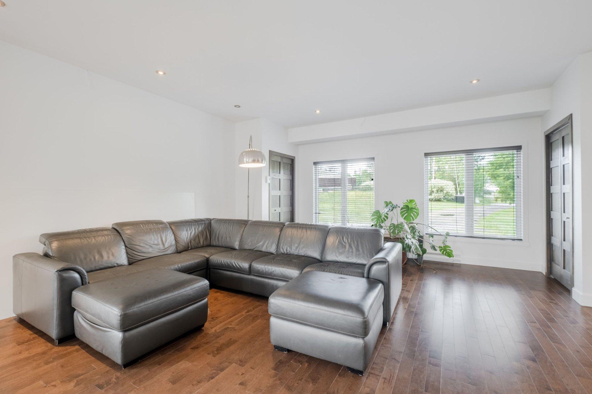 









735


Rue de la Rivière

,
Sainte-Catherine-de-Hatley,




QC
J0B1W0

