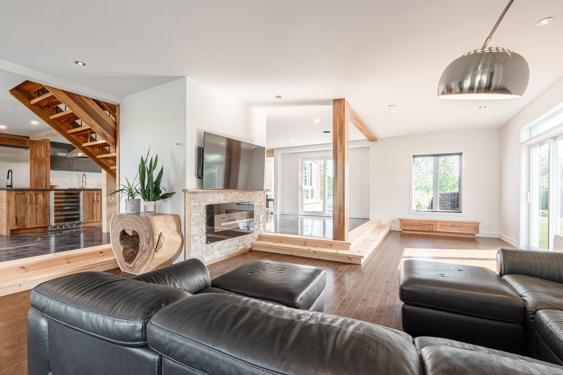 









735


Rue de la Rivière

,
Sainte-Catherine-de-Hatley,




QC
J0B1W0

