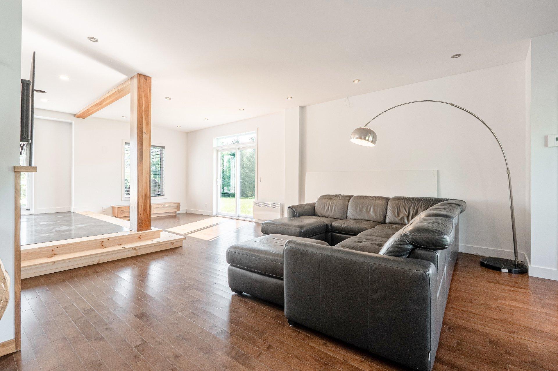 









735


Rue de la Rivière

,
Sainte-Catherine-de-Hatley,




QC
J0B1W0

