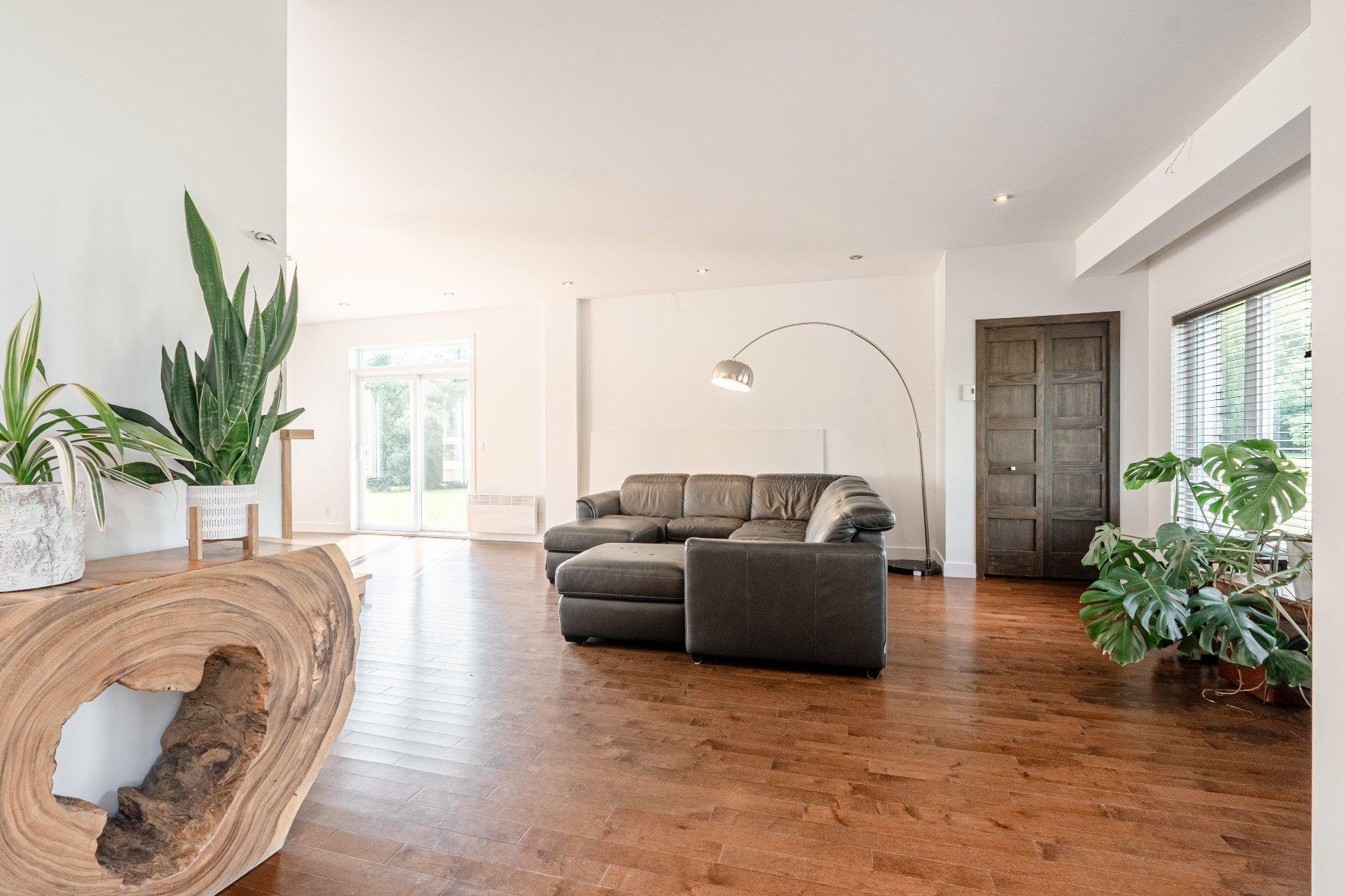 









735


Rue de la Rivière

,
Sainte-Catherine-de-Hatley,




QC
J0B1W0

