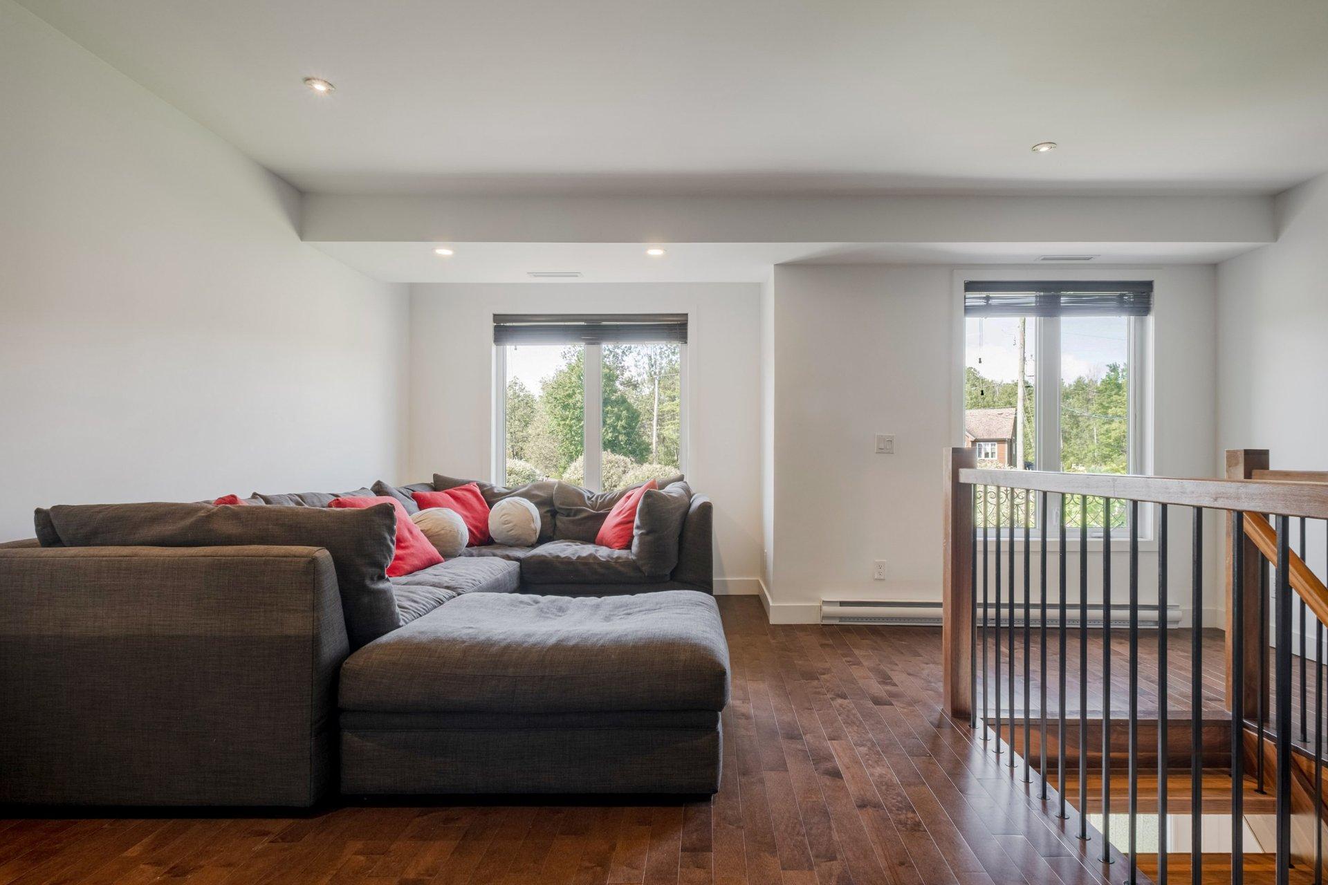 









735


Rue de la Rivière

,
Sainte-Catherine-de-Hatley,




QC
J0B1W0

