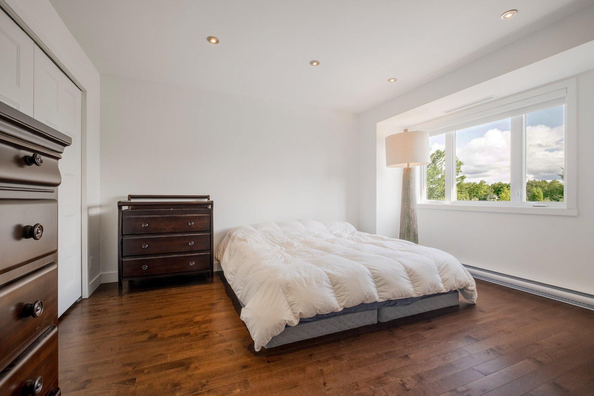 









735


Rue de la Rivière

,
Sainte-Catherine-de-Hatley,




QC
J0B1W0

