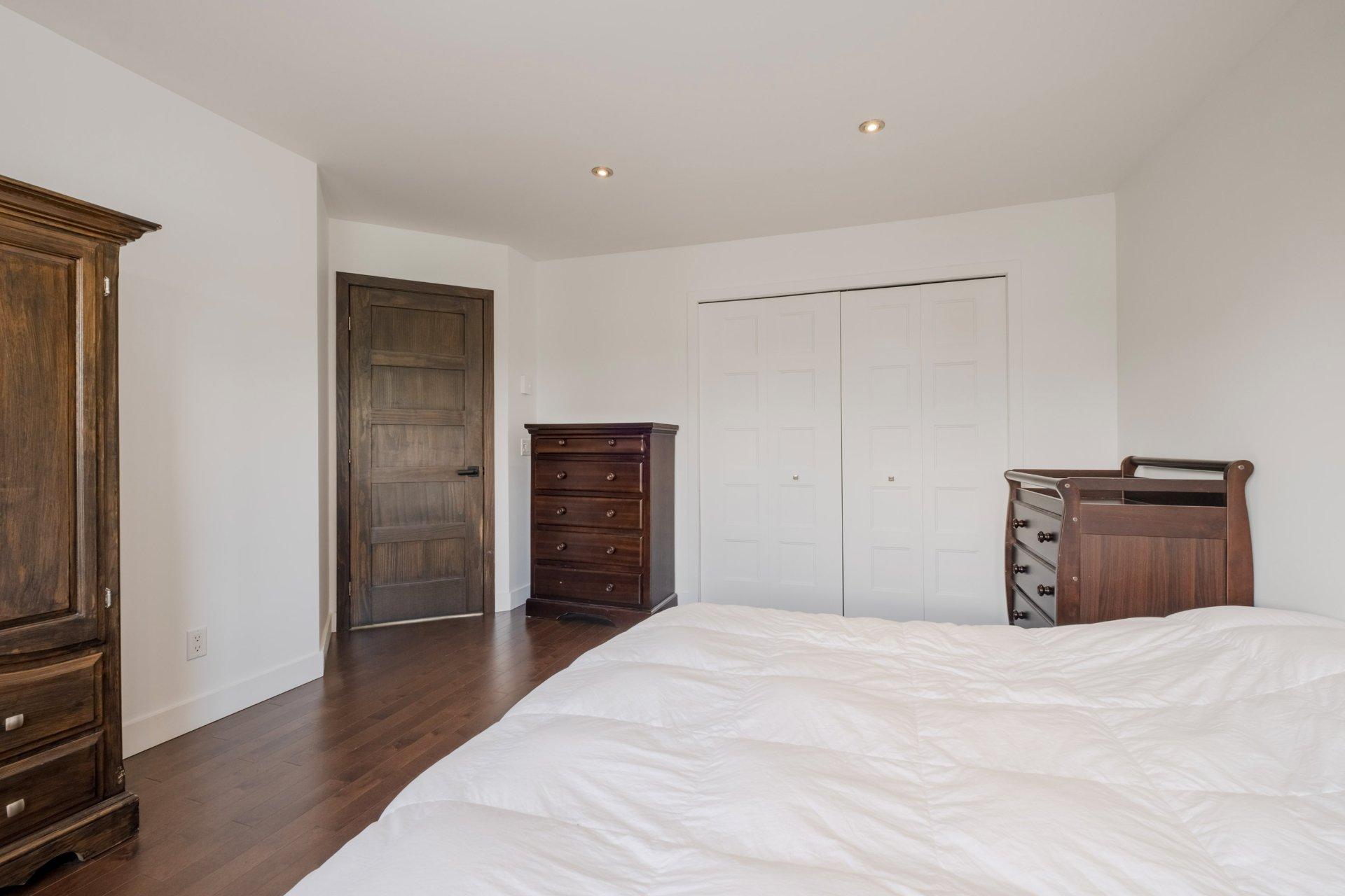 









735


Rue de la Rivière

,
Sainte-Catherine-de-Hatley,




QC
J0B1W0


