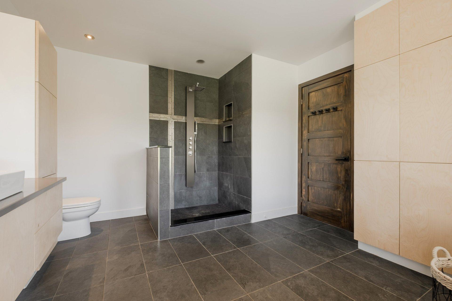 









735


Rue de la Rivière

,
Sainte-Catherine-de-Hatley,




QC
J0B1W0

