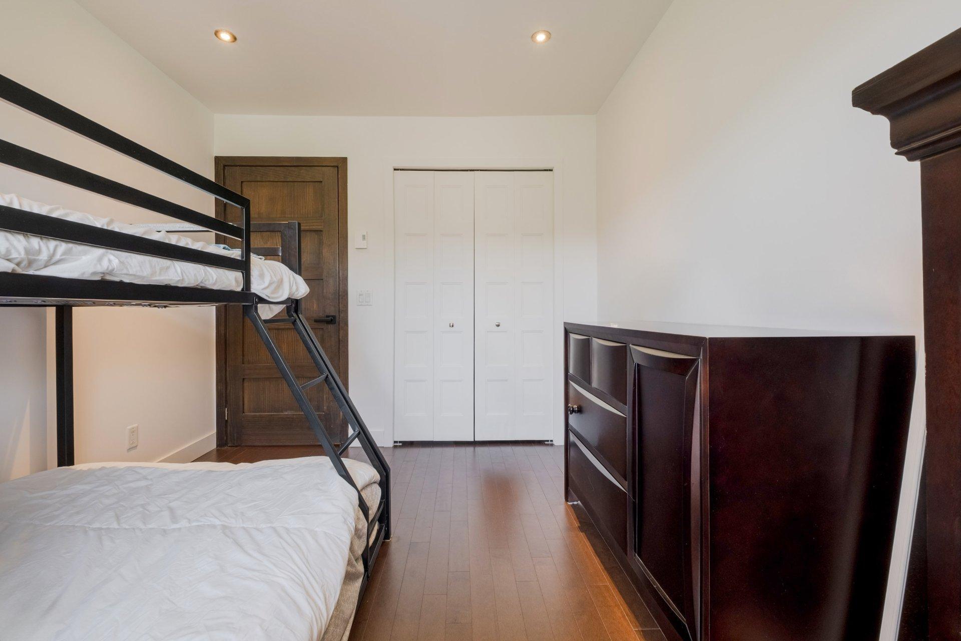 









735


Rue de la Rivière

,
Sainte-Catherine-de-Hatley,




QC
J0B1W0


