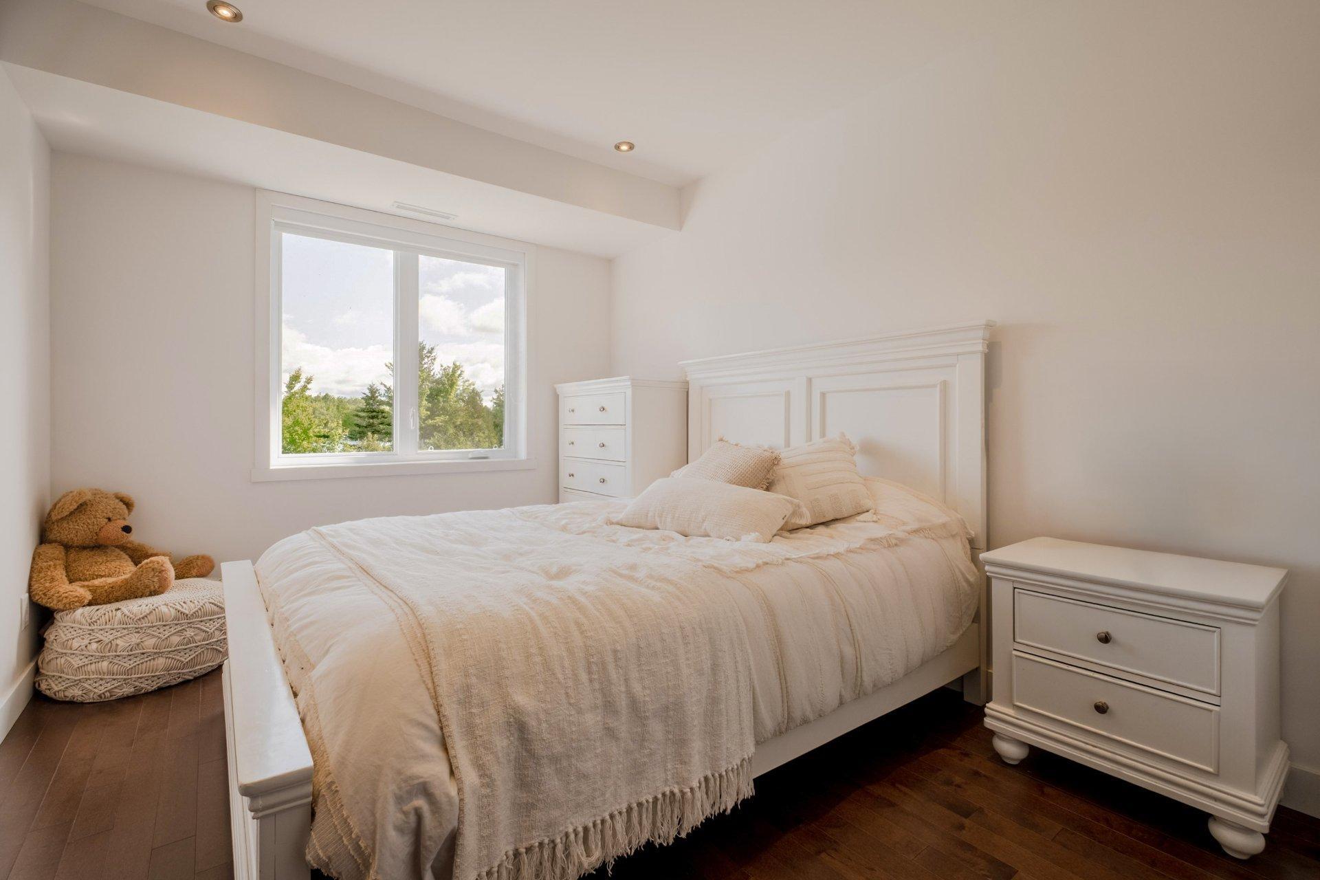 









735


Rue de la Rivière

,
Sainte-Catherine-de-Hatley,




QC
J0B1W0


