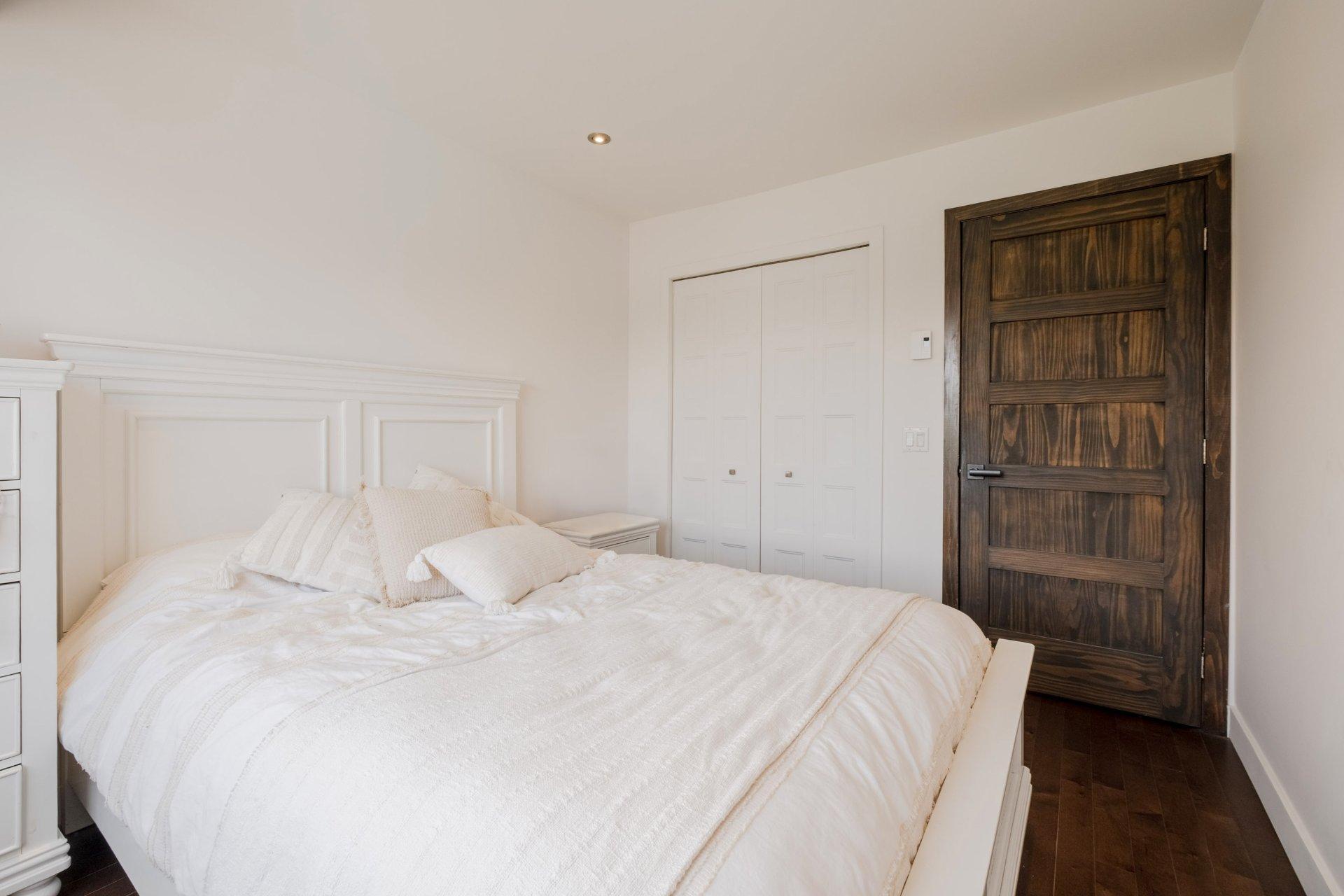 









735


Rue de la Rivière

,
Sainte-Catherine-de-Hatley,




QC
J0B1W0

