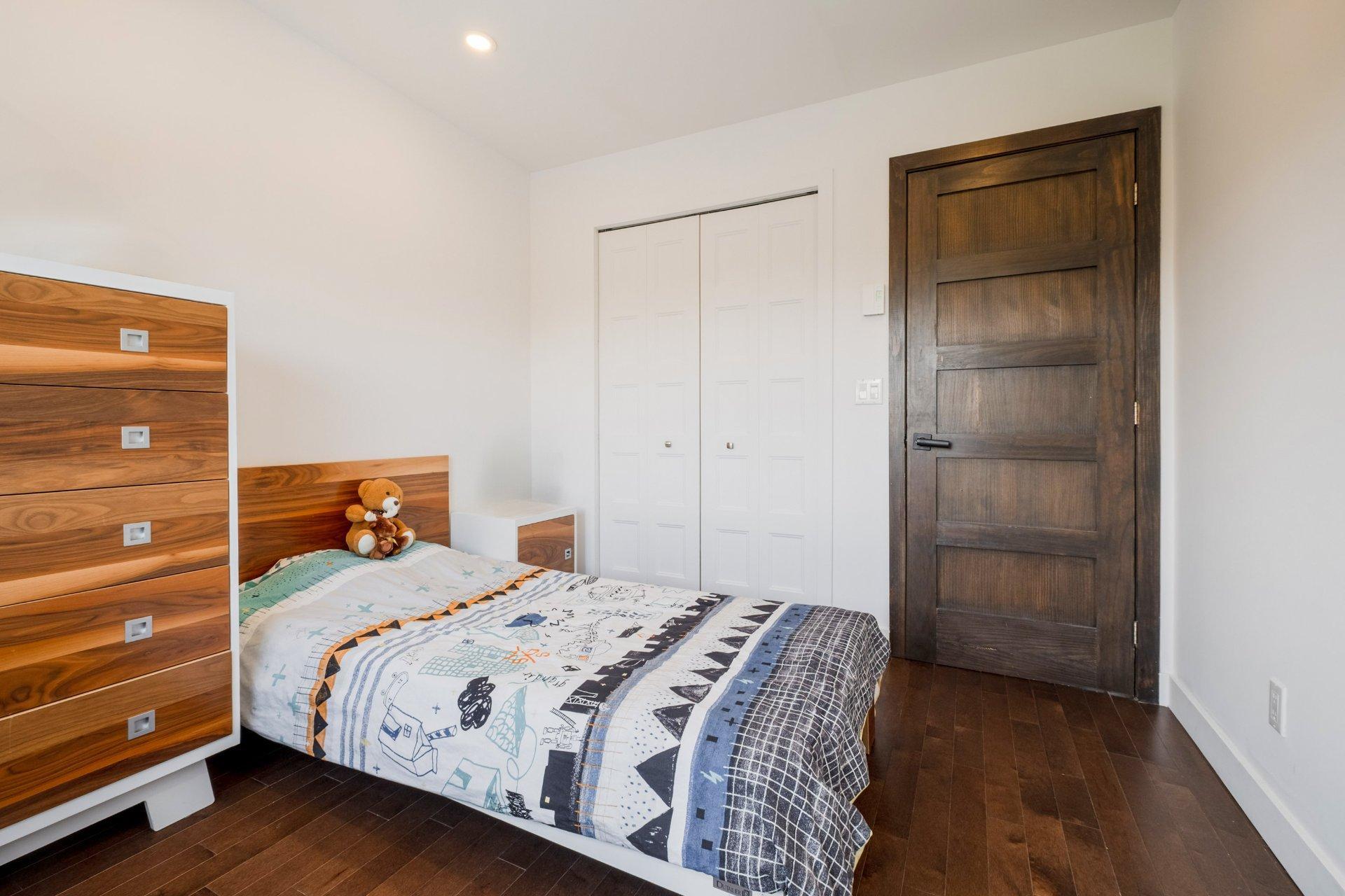 









735


Rue de la Rivière

,
Sainte-Catherine-de-Hatley,




QC
J0B1W0

