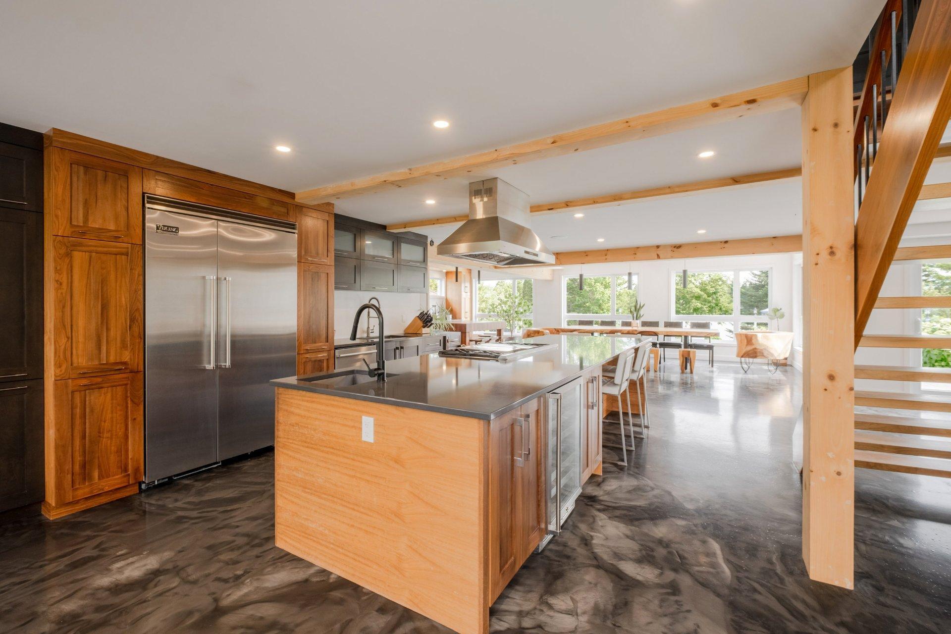 









735


Rue de la Rivière

,
Sainte-Catherine-de-Hatley,




QC
J0B1W0


