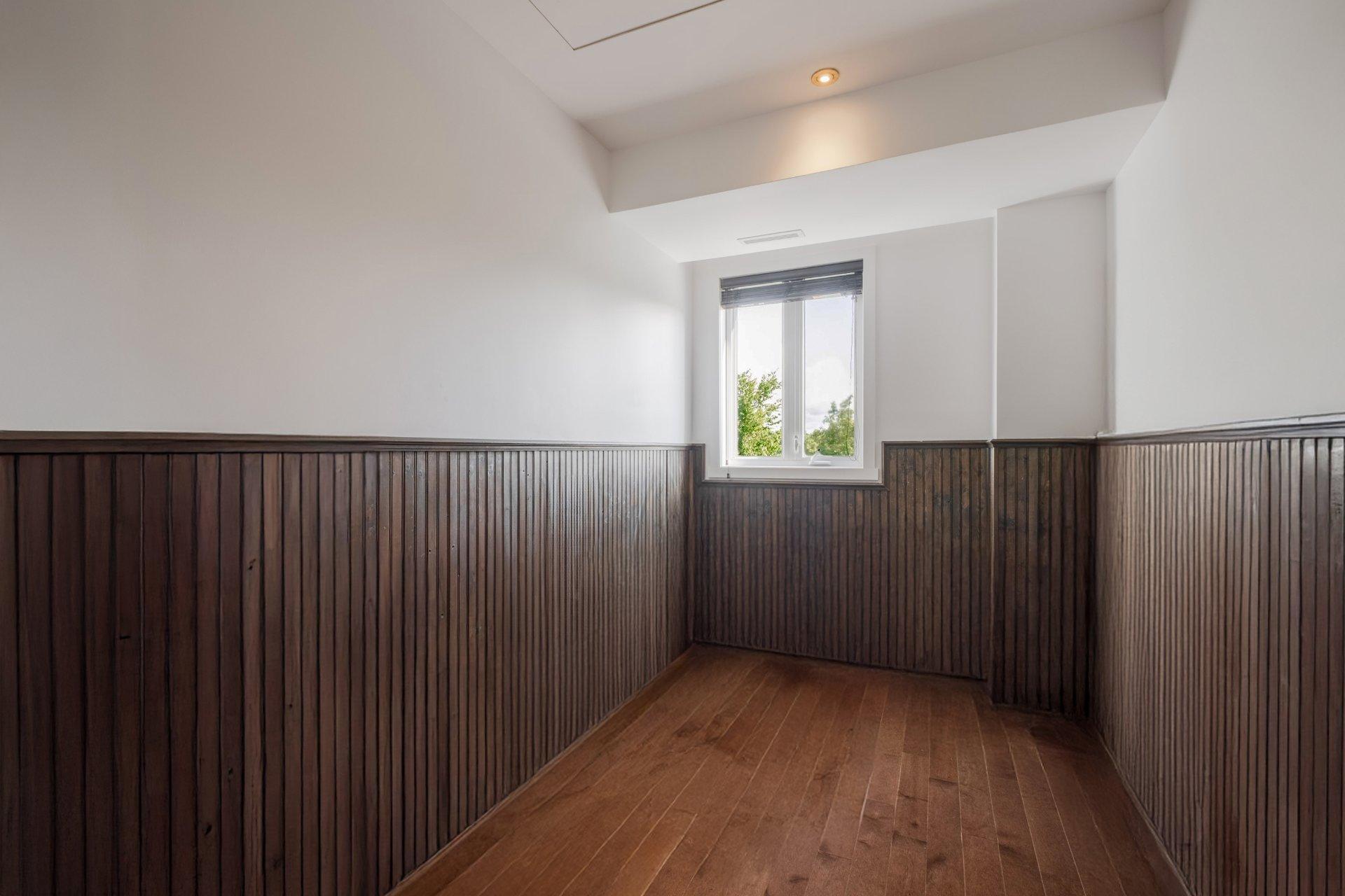 









735


Rue de la Rivière

,
Sainte-Catherine-de-Hatley,




QC
J0B1W0

