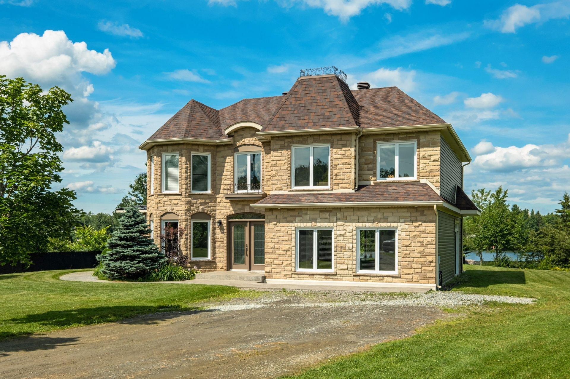 









735


Rue de la Rivière

,
Sainte-Catherine-de-Hatley,




QC
J0B1W0

