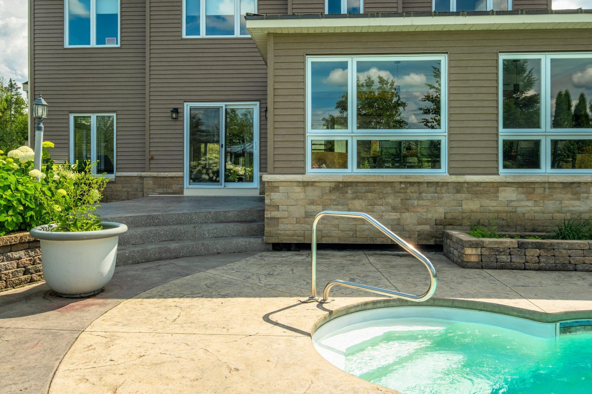 









735


Rue de la Rivière

,
Sainte-Catherine-de-Hatley,




QC
J0B1W0

