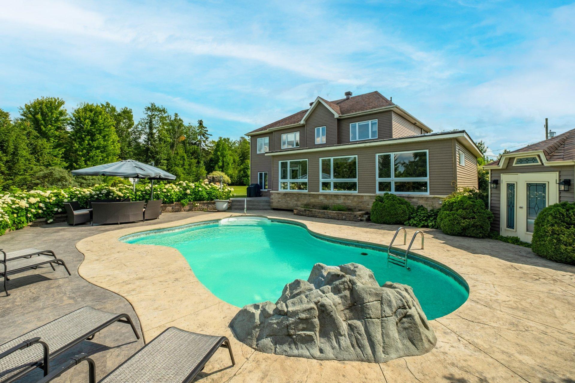 









735


Rue de la Rivière

,
Sainte-Catherine-de-Hatley,




QC
J0B1W0

