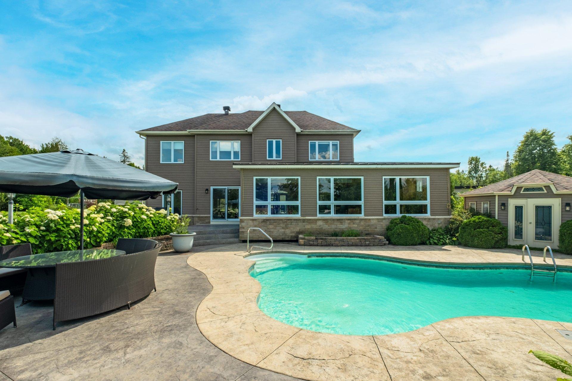 









735


Rue de la Rivière

,
Sainte-Catherine-de-Hatley,




QC
J0B1W0

