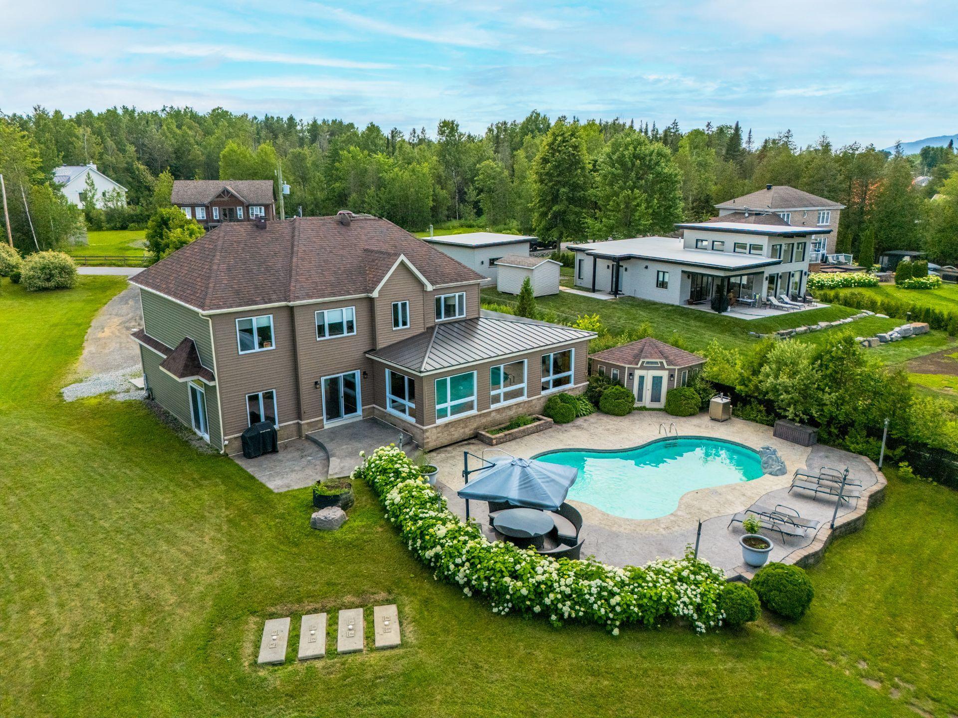 









735


Rue de la Rivière

,
Sainte-Catherine-de-Hatley,




QC
J0B1W0

