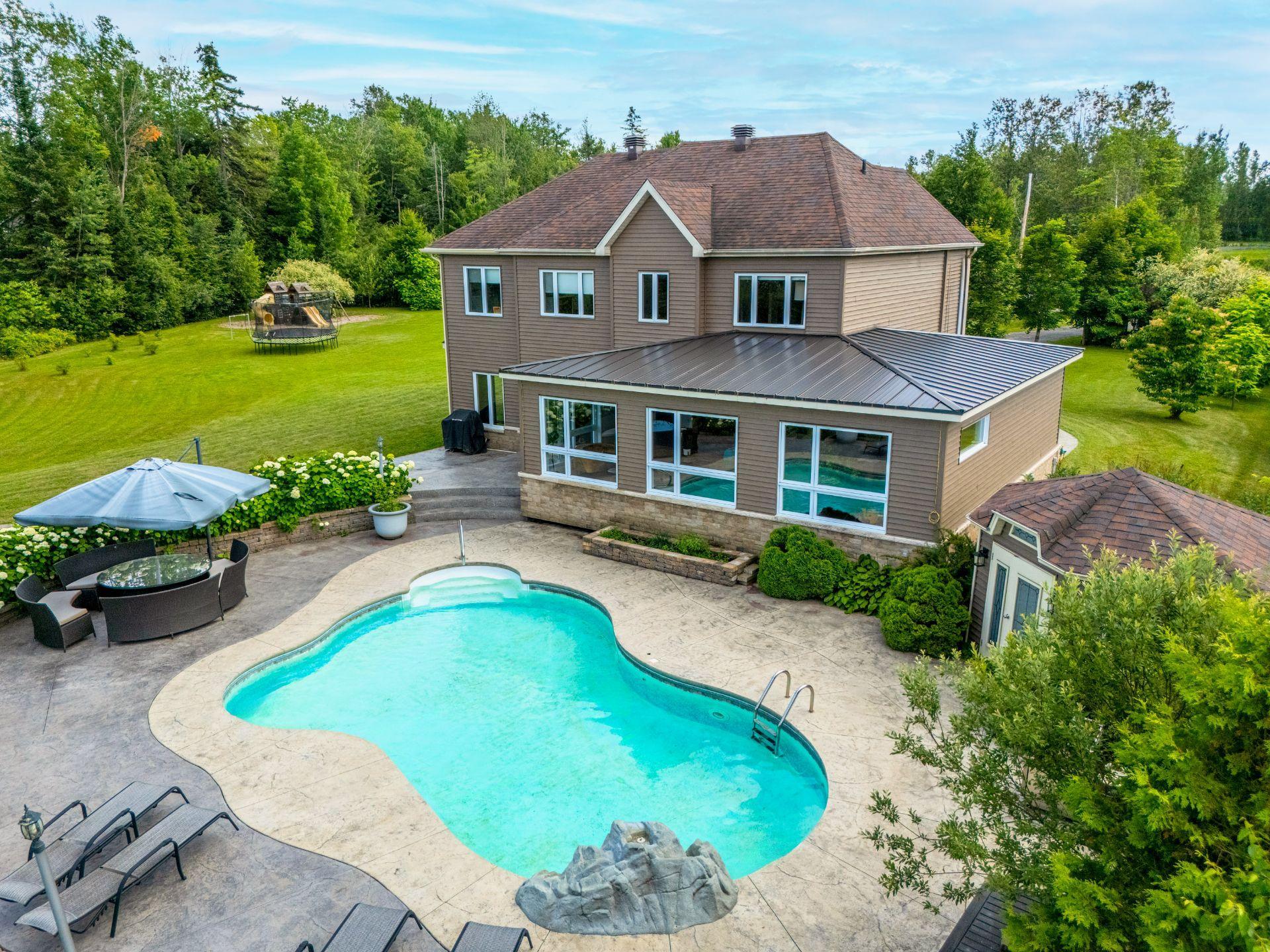 









735


Rue de la Rivière

,
Sainte-Catherine-de-Hatley,




QC
J0B1W0

