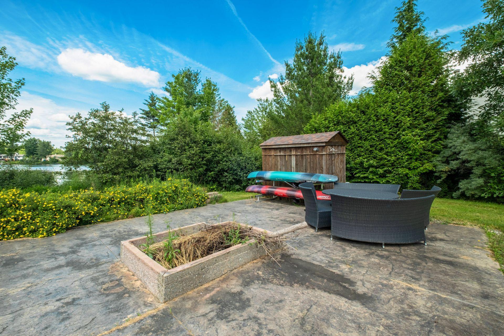 









735


Rue de la Rivière

,
Sainte-Catherine-de-Hatley,




QC
J0B1W0

