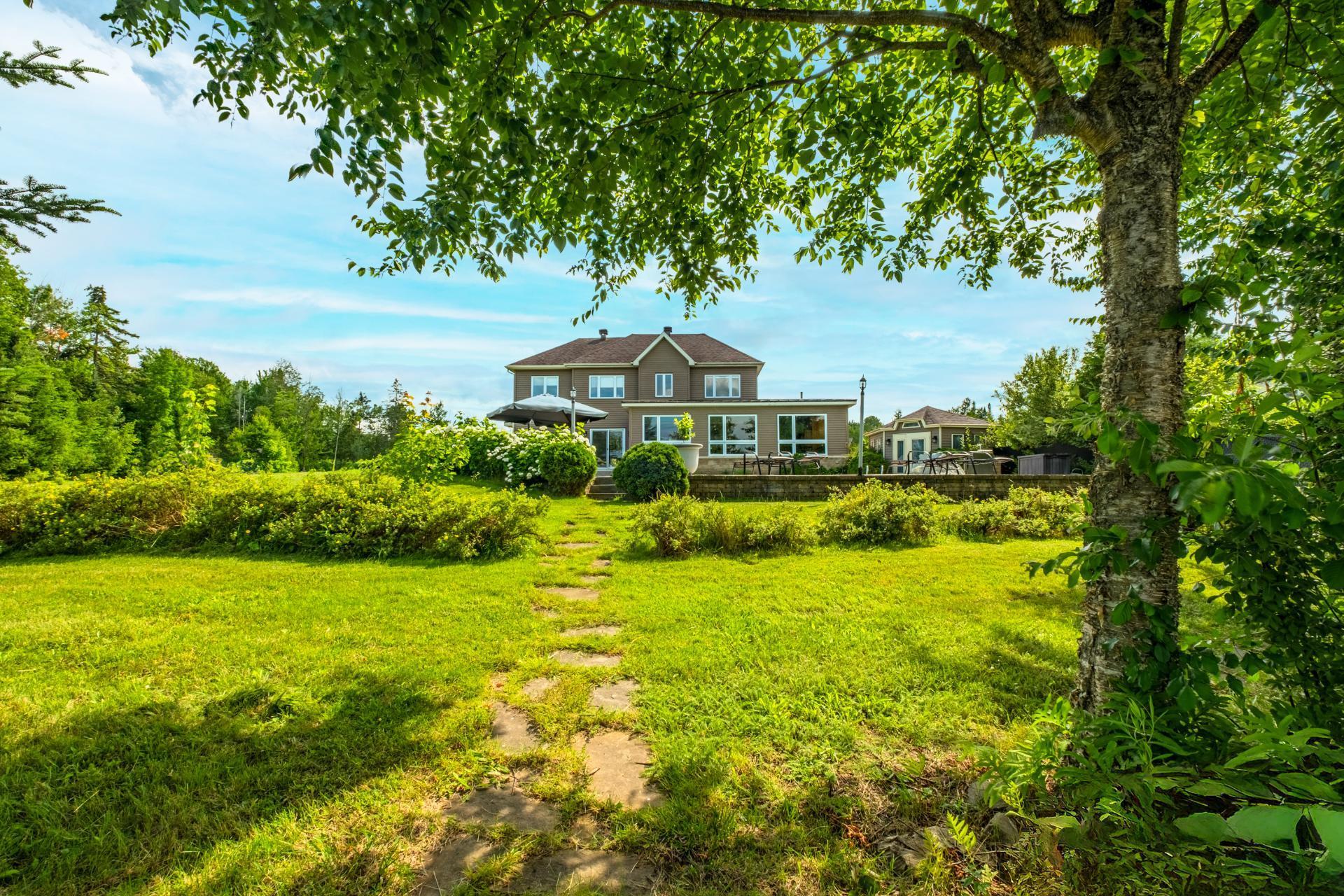 









735


Rue de la Rivière

,
Sainte-Catherine-de-Hatley,




QC
J0B1W0


