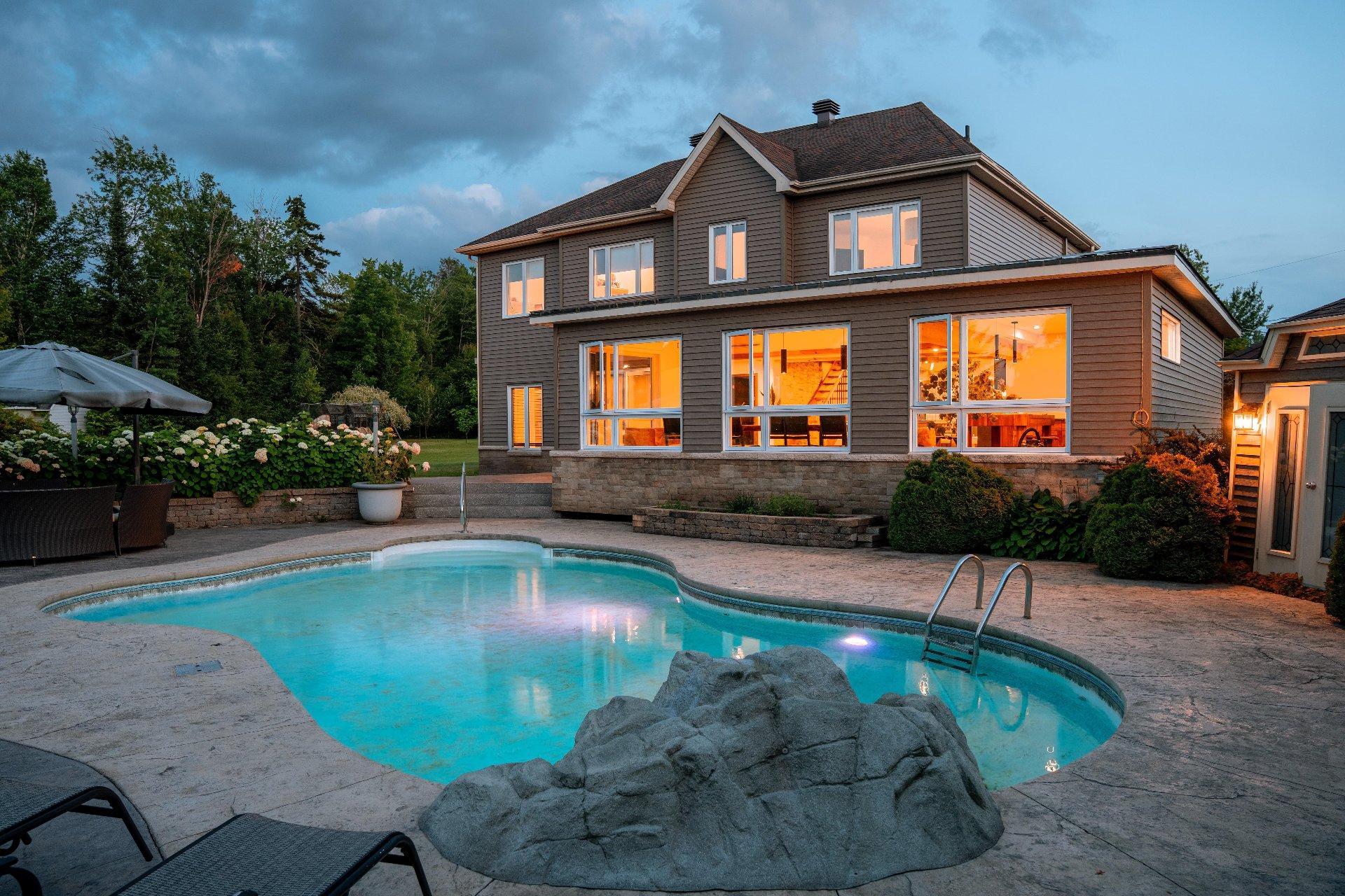 









735


Rue de la Rivière

,
Sainte-Catherine-de-Hatley,




QC
J0B1W0

