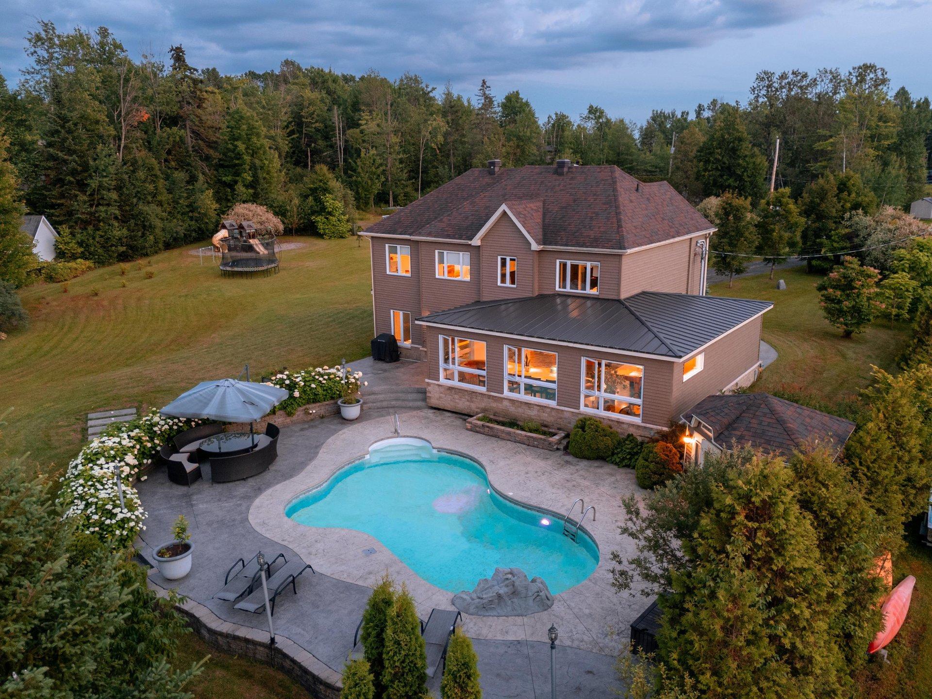 









735


Rue de la Rivière

,
Sainte-Catherine-de-Hatley,




QC
J0B1W0


