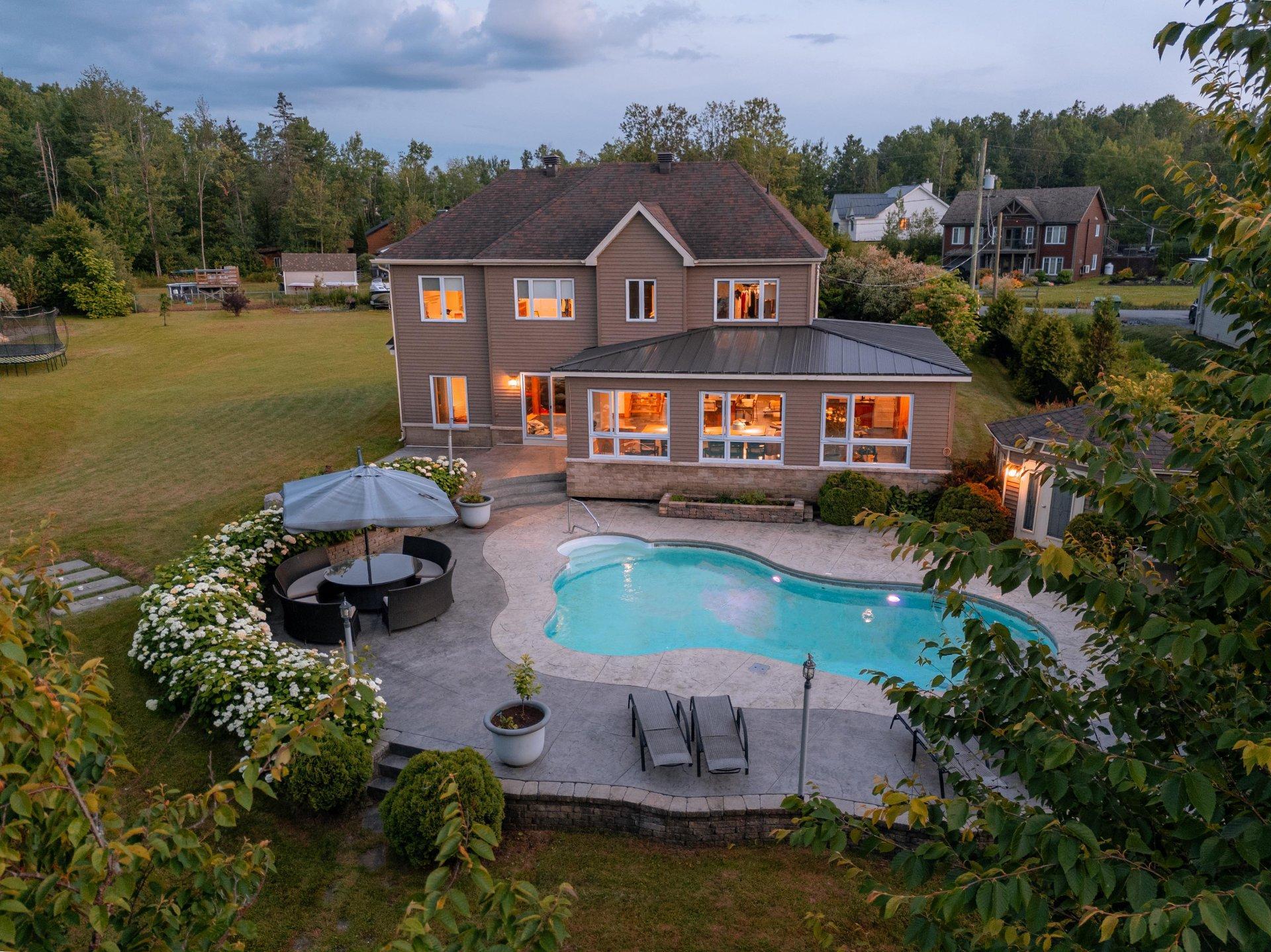 









735


Rue de la Rivière

,
Sainte-Catherine-de-Hatley,




QC
J0B1W0

