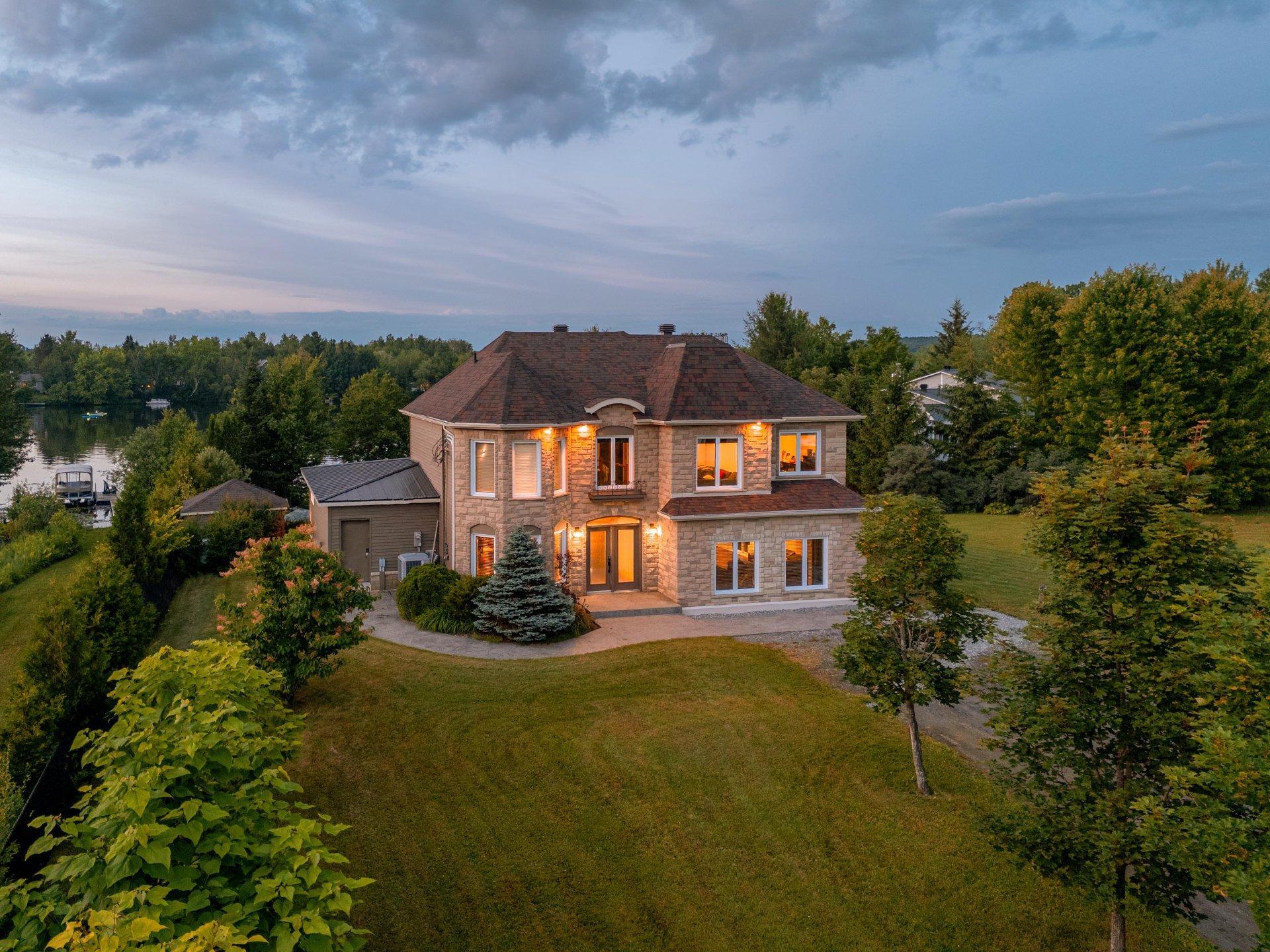 









735


Rue de la Rivière

,
Sainte-Catherine-de-Hatley,




QC
J0B1W0

