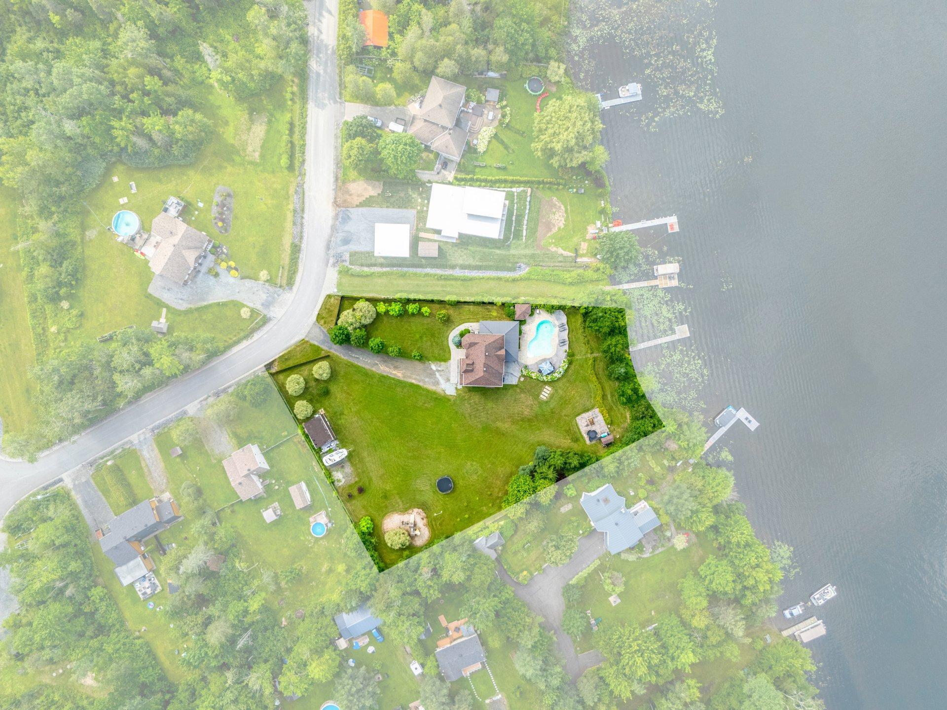 









735


Rue de la Rivière

,
Sainte-Catherine-de-Hatley,




QC
J0B1W0

