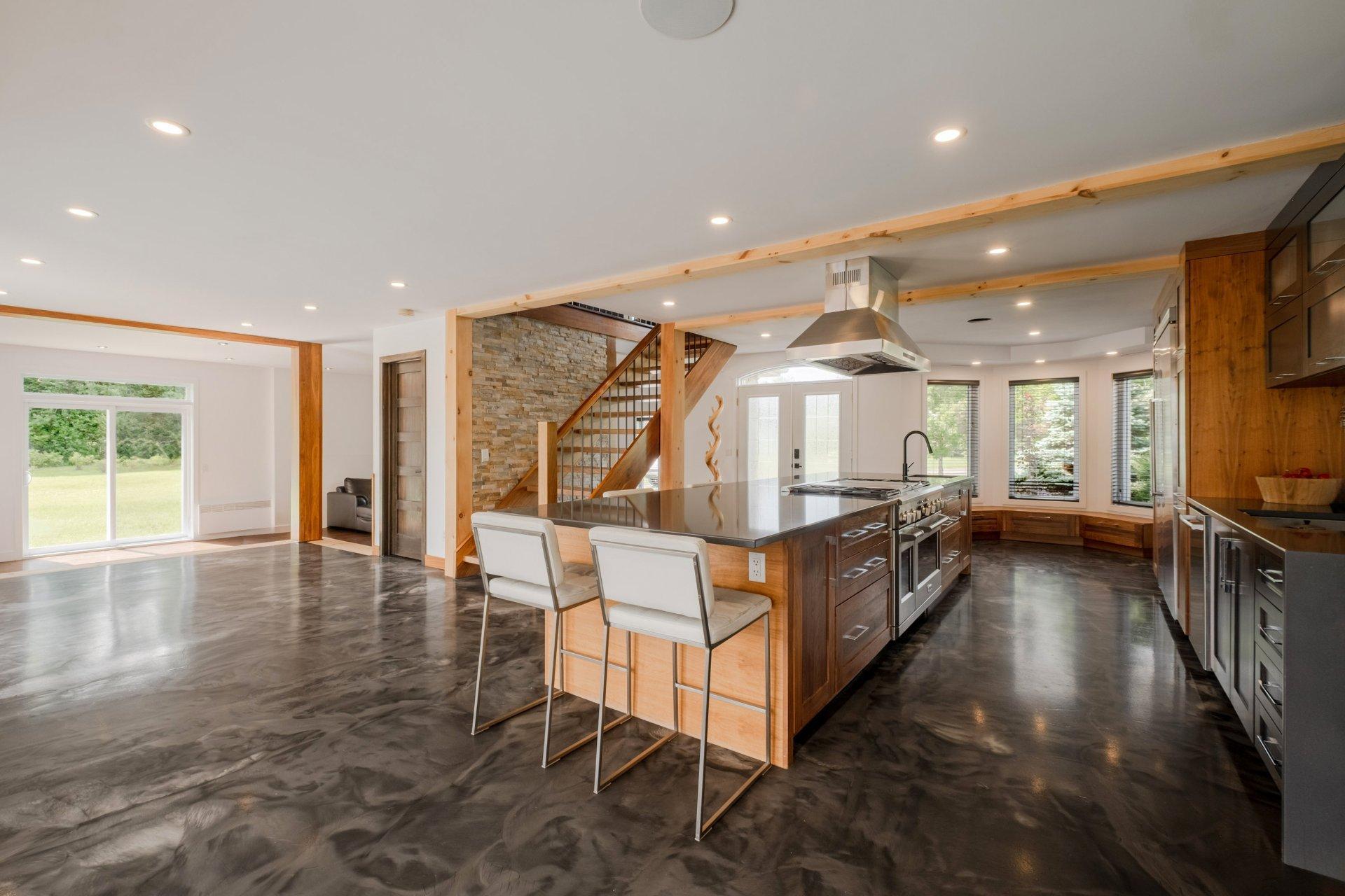 









735


Rue de la Rivière

,
Sainte-Catherine-de-Hatley,




QC
J0B1W0

