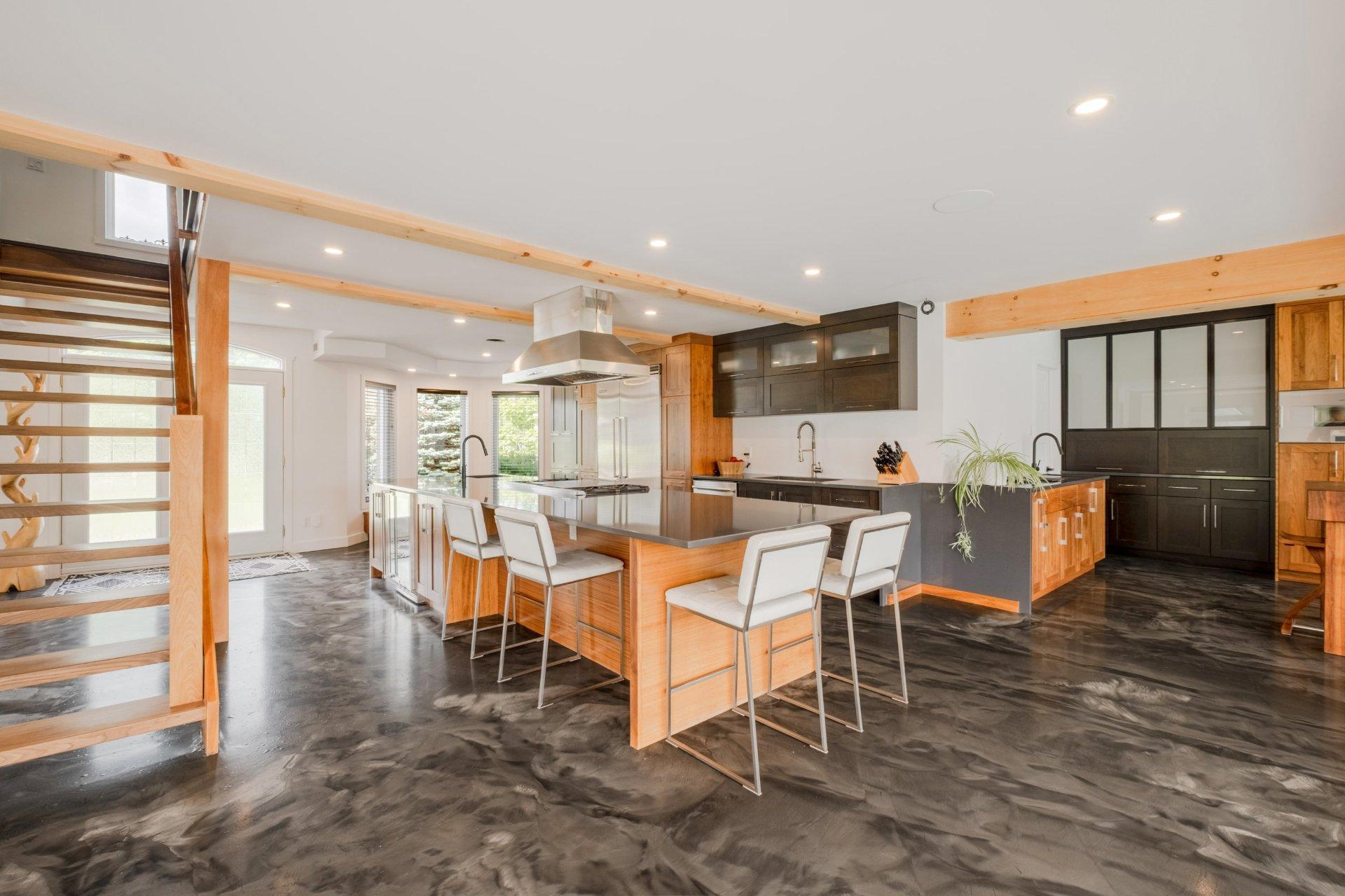 









735


Rue de la Rivière

,
Sainte-Catherine-de-Hatley,




QC
J0B1W0


