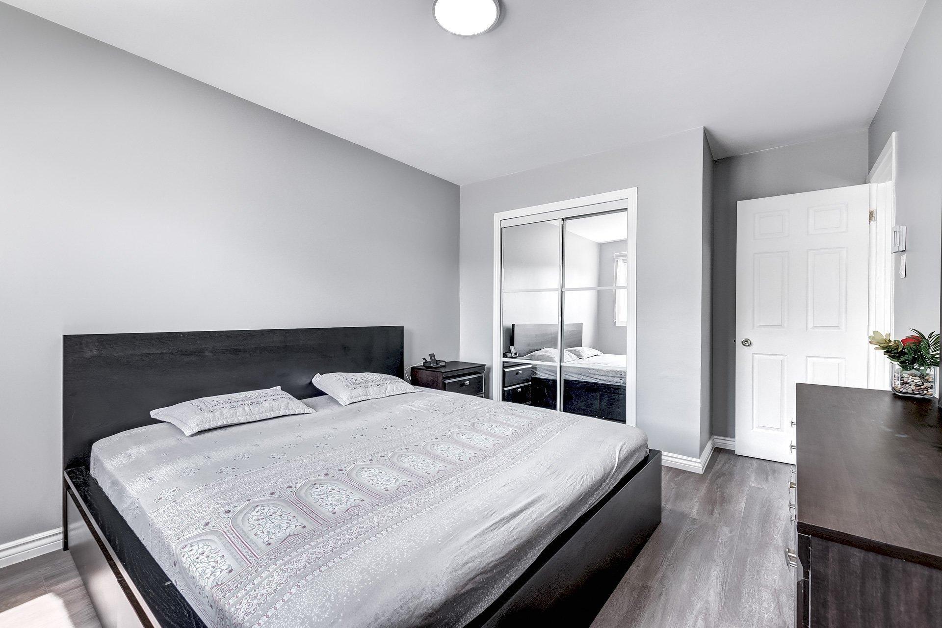 









24


Rue Mercier

,
Dollard-des-Ormeaux,




QC
H9A1H5

