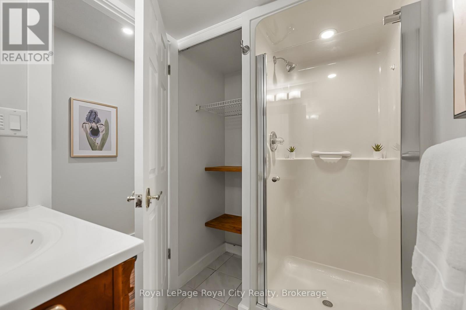 












201 - 281 BRISTOL STREET

,
Guelph (Junction/Onward Willow),




Ontario
N1H8J3

