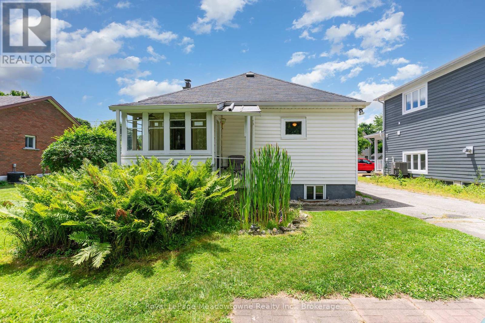 












95 POPLAR AVENUE

,
Halton Hills (AC Acton),




Ontario
L7J2E3

