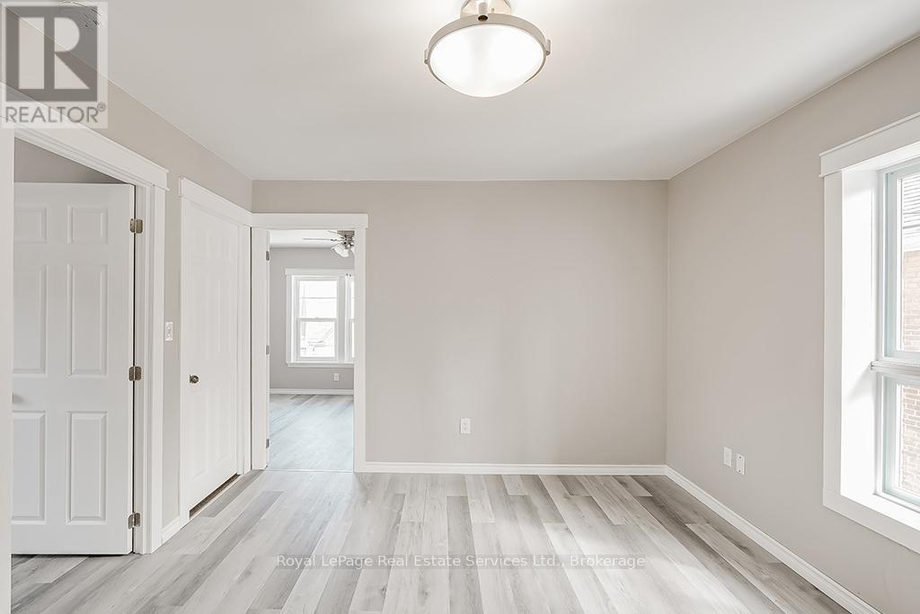 












UPPER - 33 ROSE AVENUE

,
Brantford,




Ontario
N3S2M3

