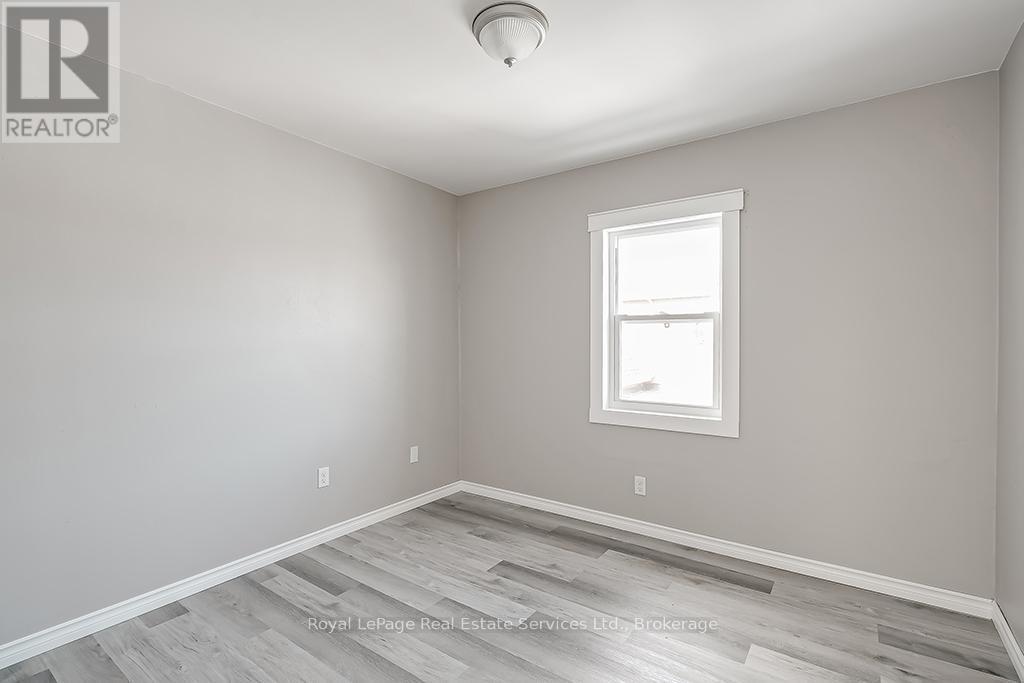 












UPPER - 33 ROSE AVENUE

,
Brantford,




Ontario
N3S2M3

